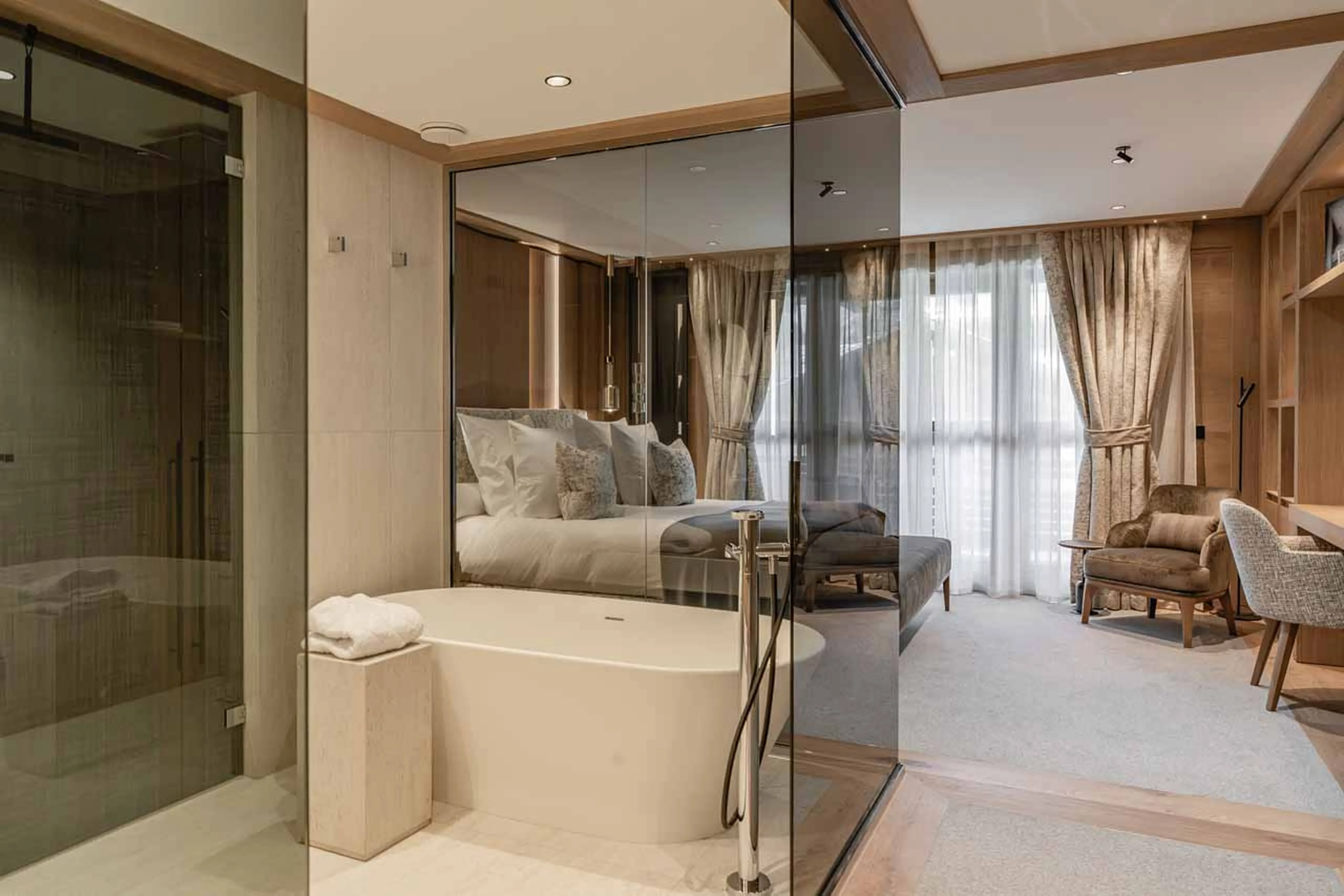 Bedroom 1 en-suite at Apartment Pistini in Val d'Isere