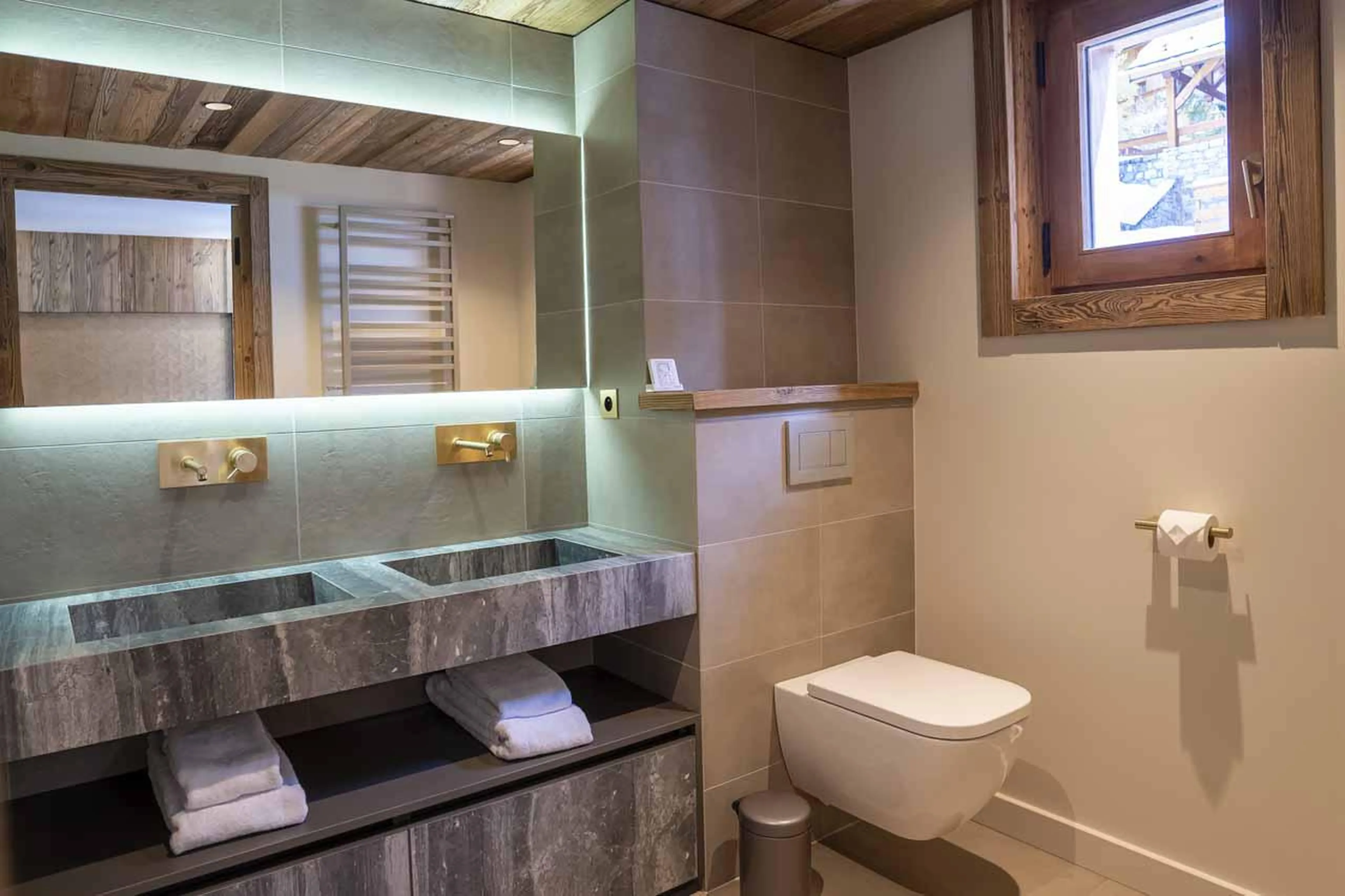 Washbasins and WC at Apartment Portillo in Meribel