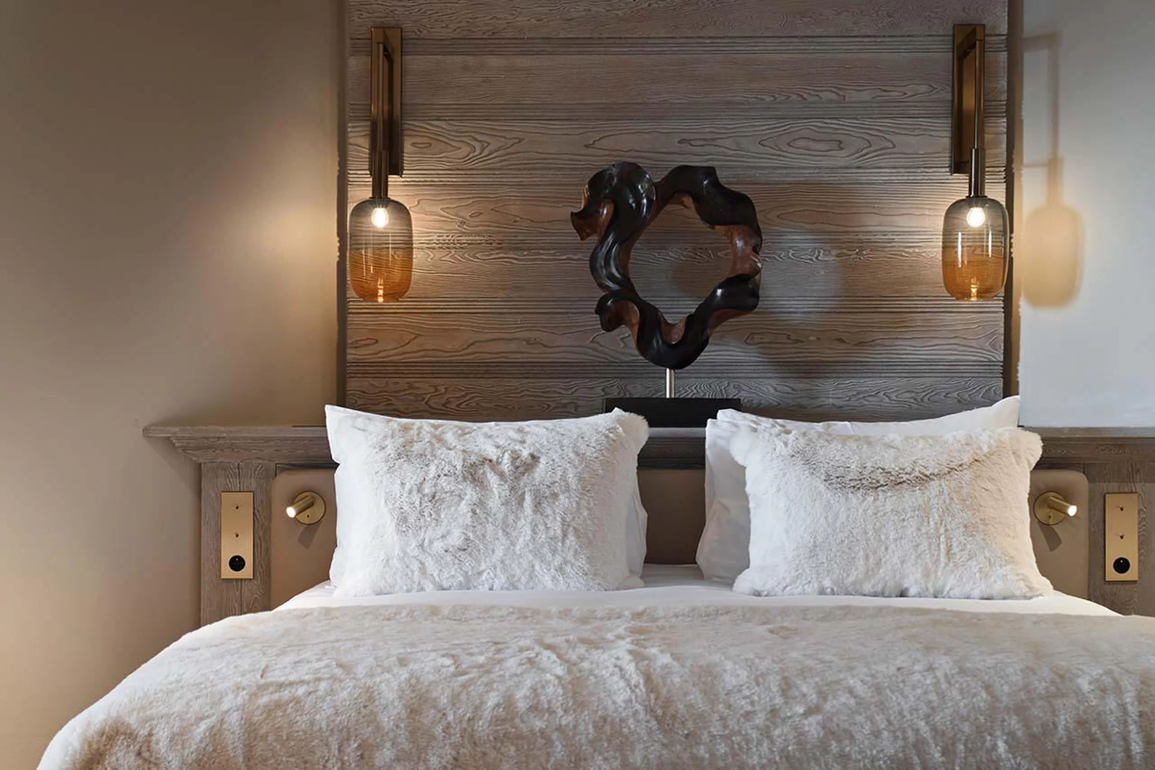 Bedroom with king-size bed and en-suite shower room at Apartment Pyramides in Courchevel 1850