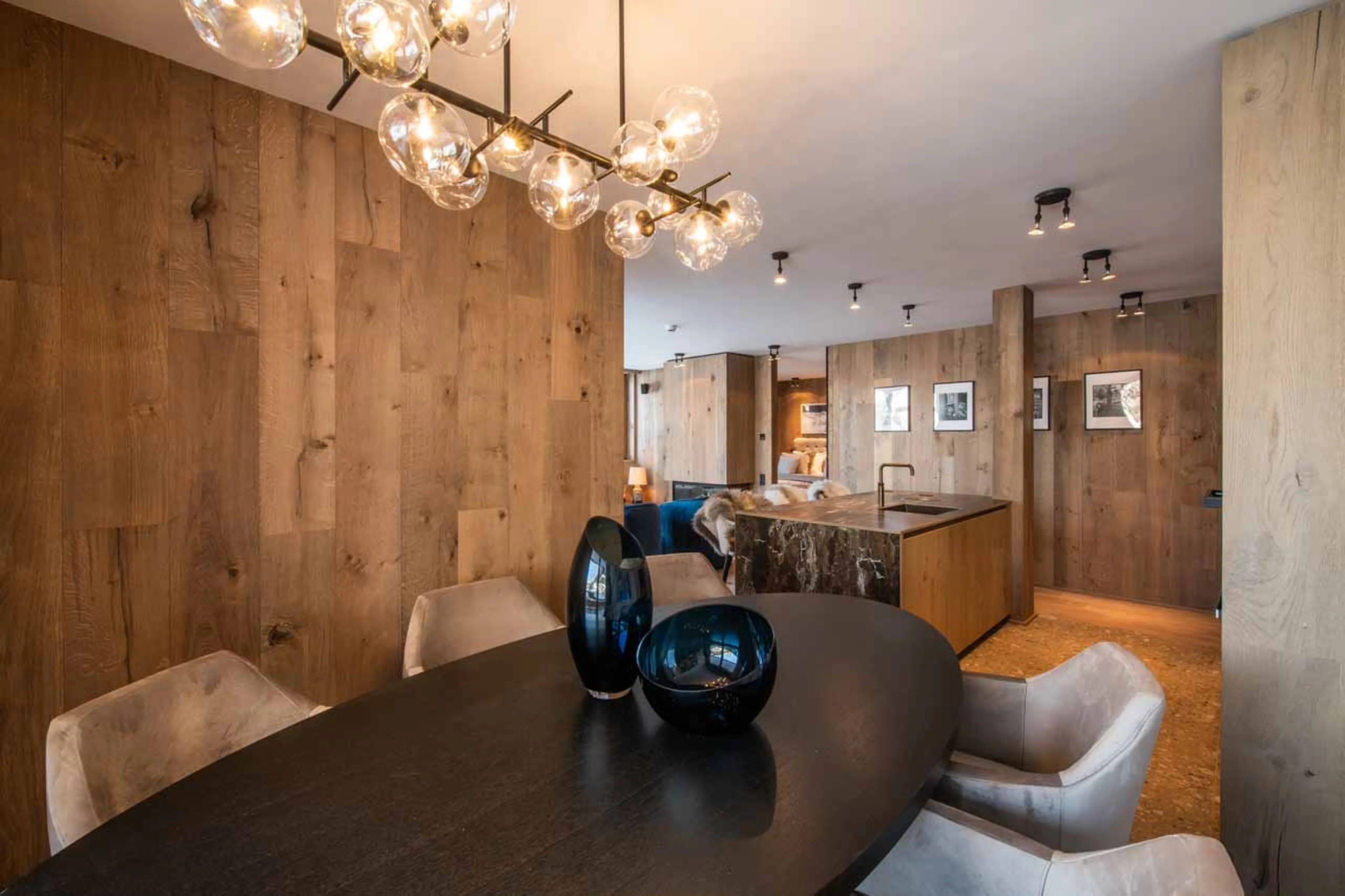 Oval dining table at Apartment Rendl in St Anton