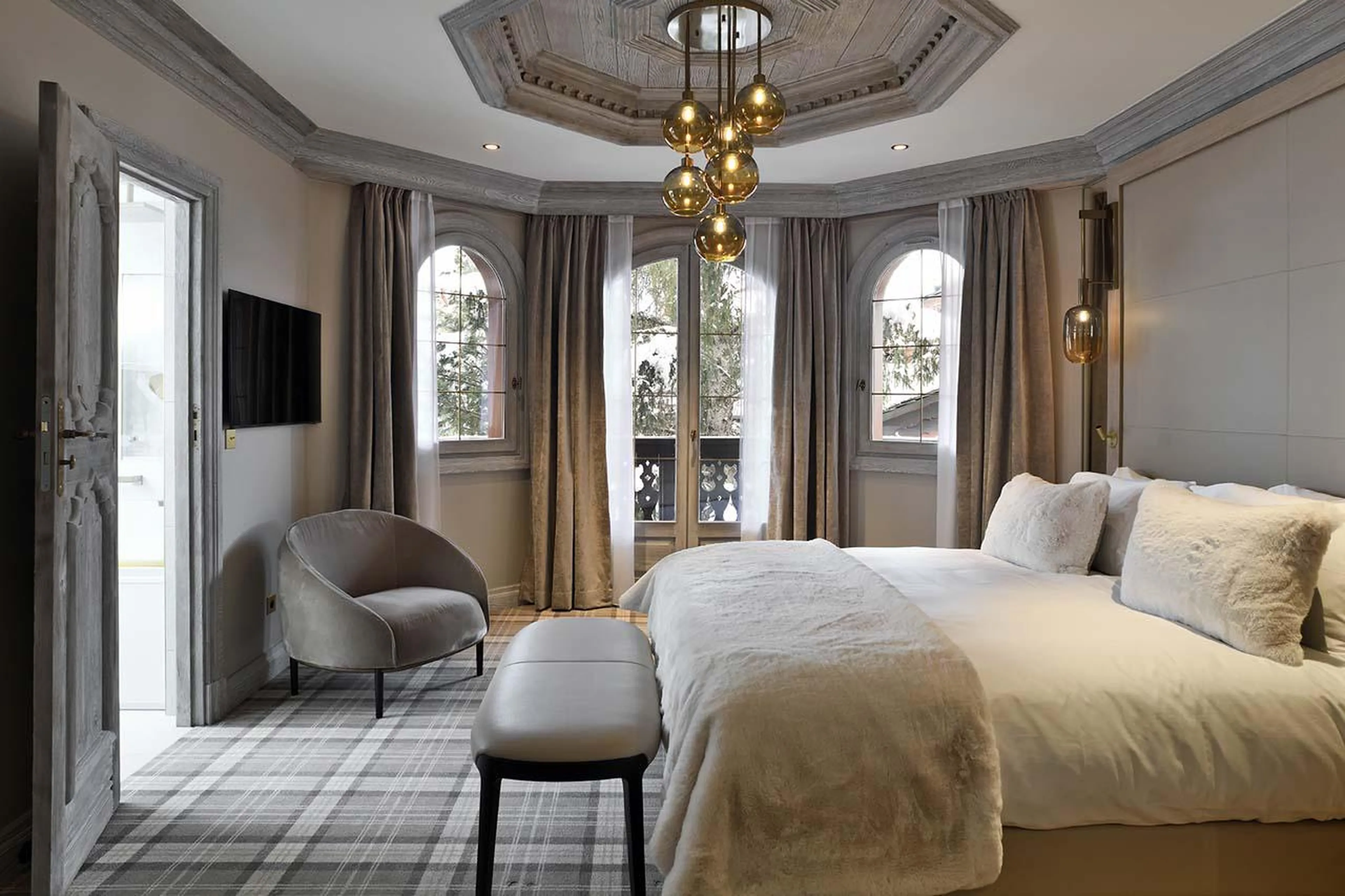 Double bedroom with en-suite bathroom at Apartment Roc-Merlet in Courchevel 1850