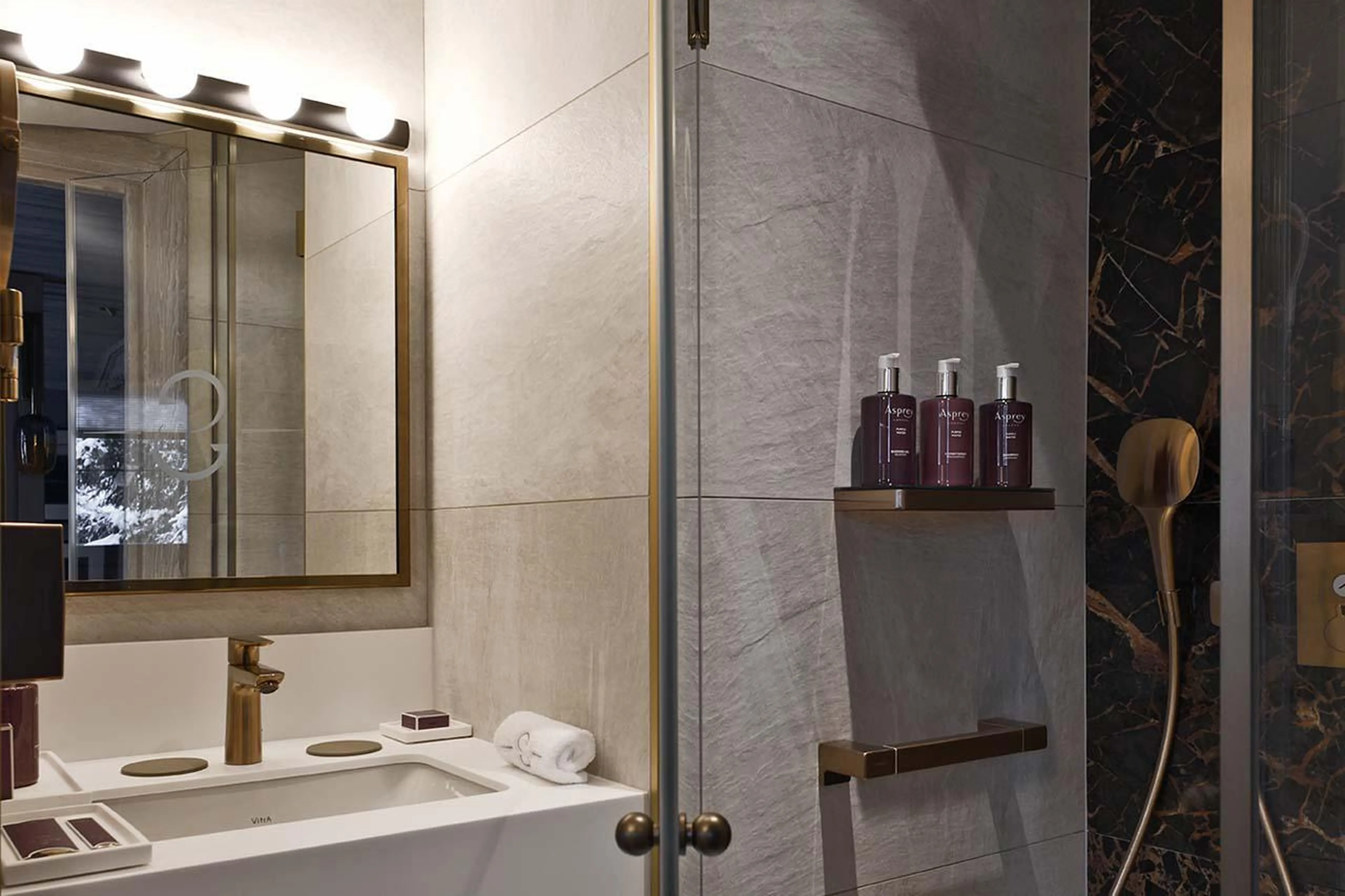 Double bedroom with en-suite shower room at Apartment Roc-Merlet in Courchevel 1850