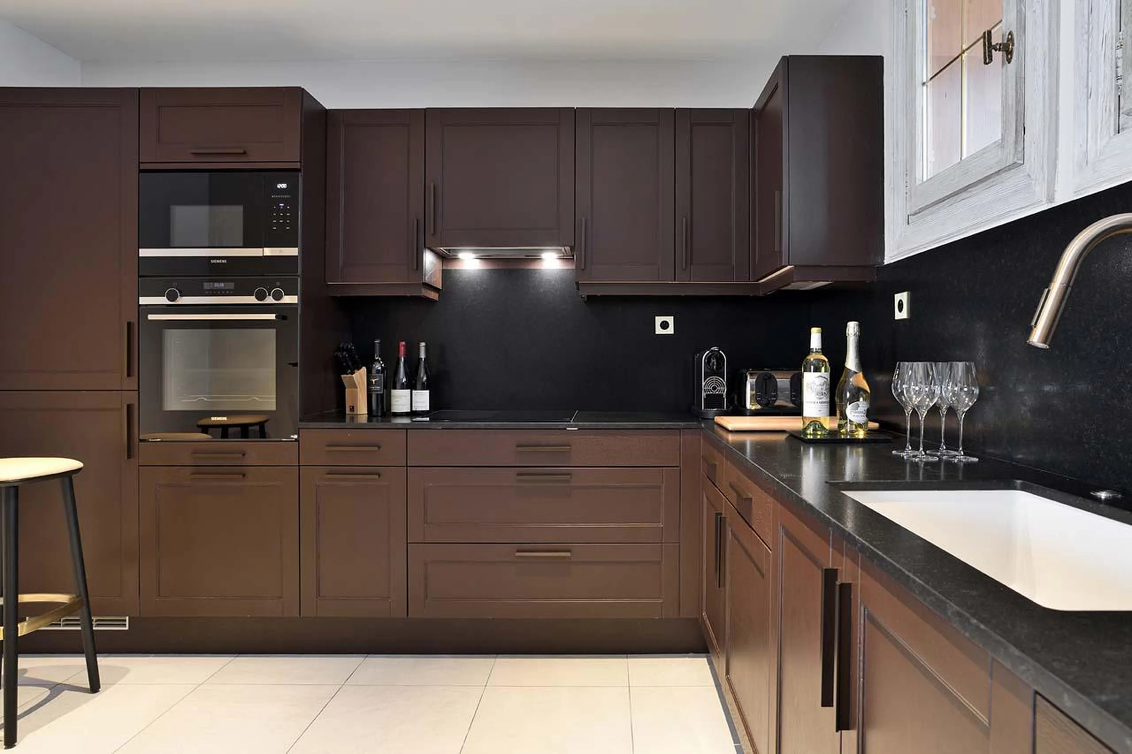 Fully-equipped kitchen at Apartment Roc-Merlet in Courchevel 1850