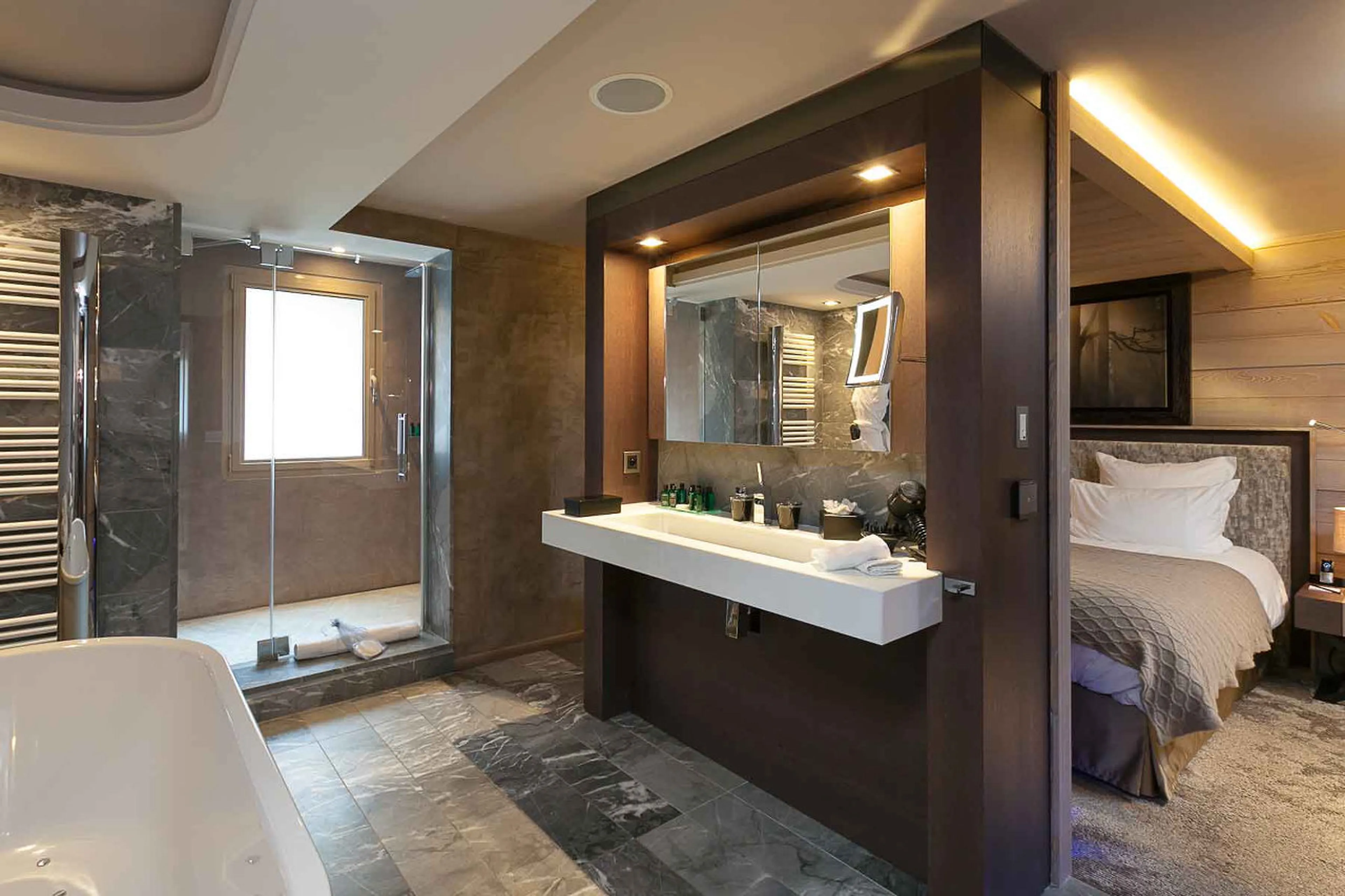 En-suite bathroom to master bedroom in Apartment Ruby in Courchevel 1850