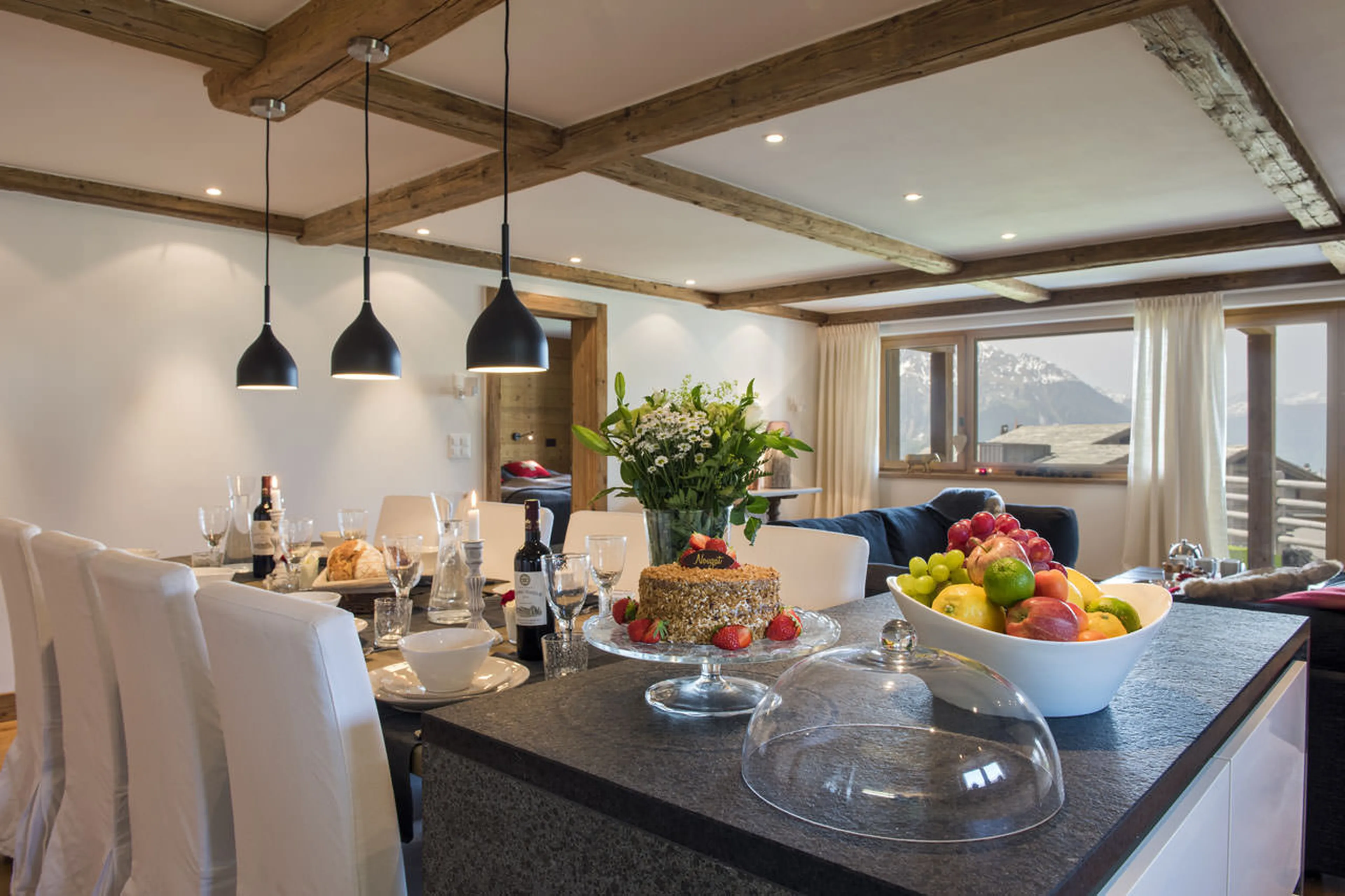 Kitchen and dining table at Apartment Saana in Verbier