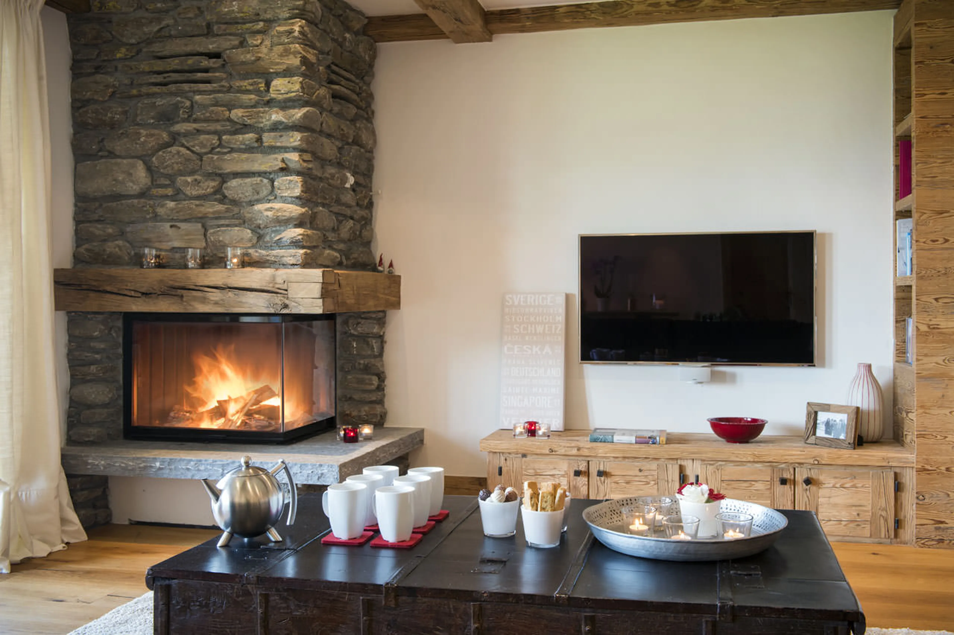 Fireplace and TV in Apartment Saana in Verbier