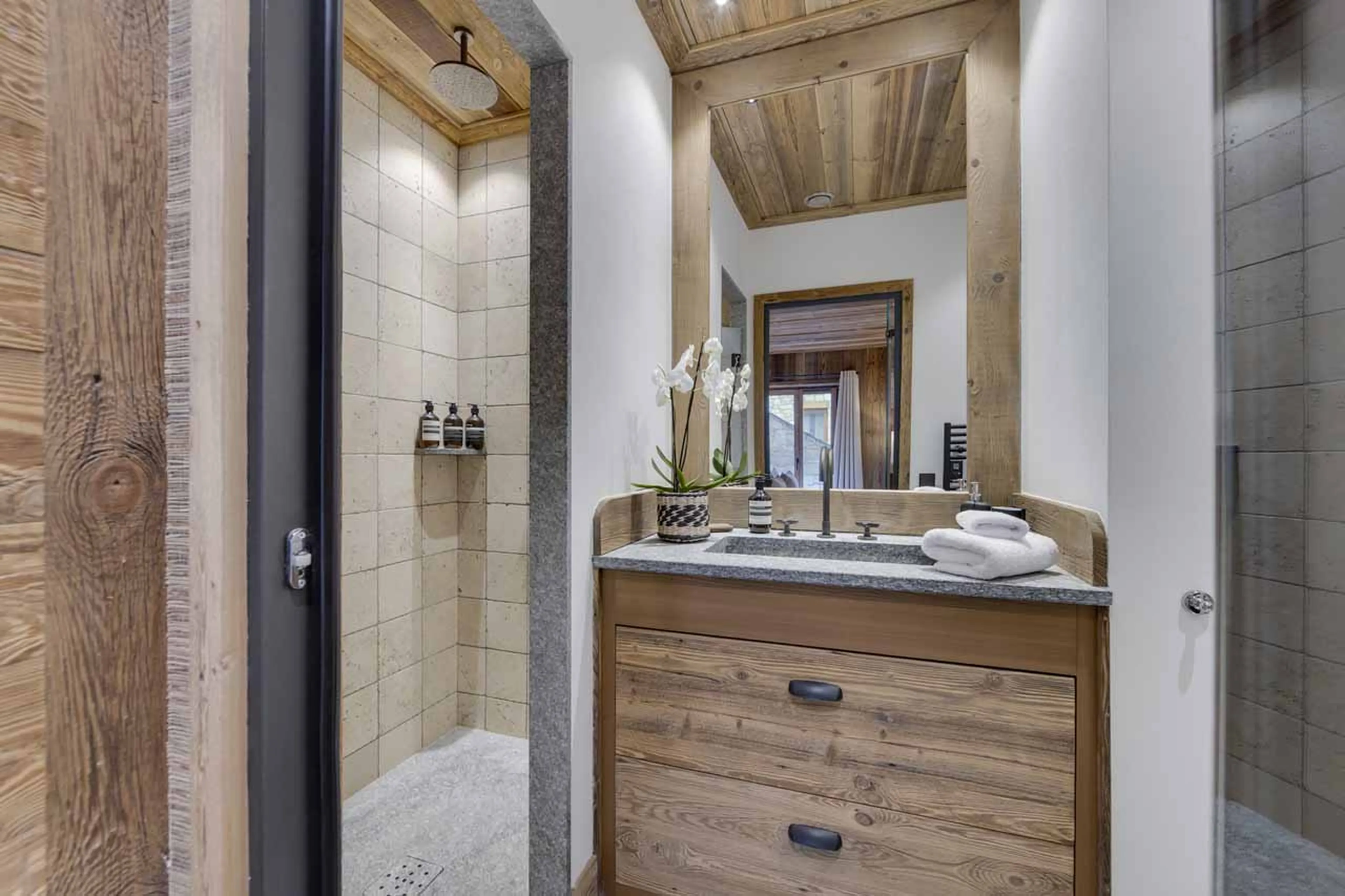 Bedroom 1 en-suite at Apartment Sagewood in Meribel