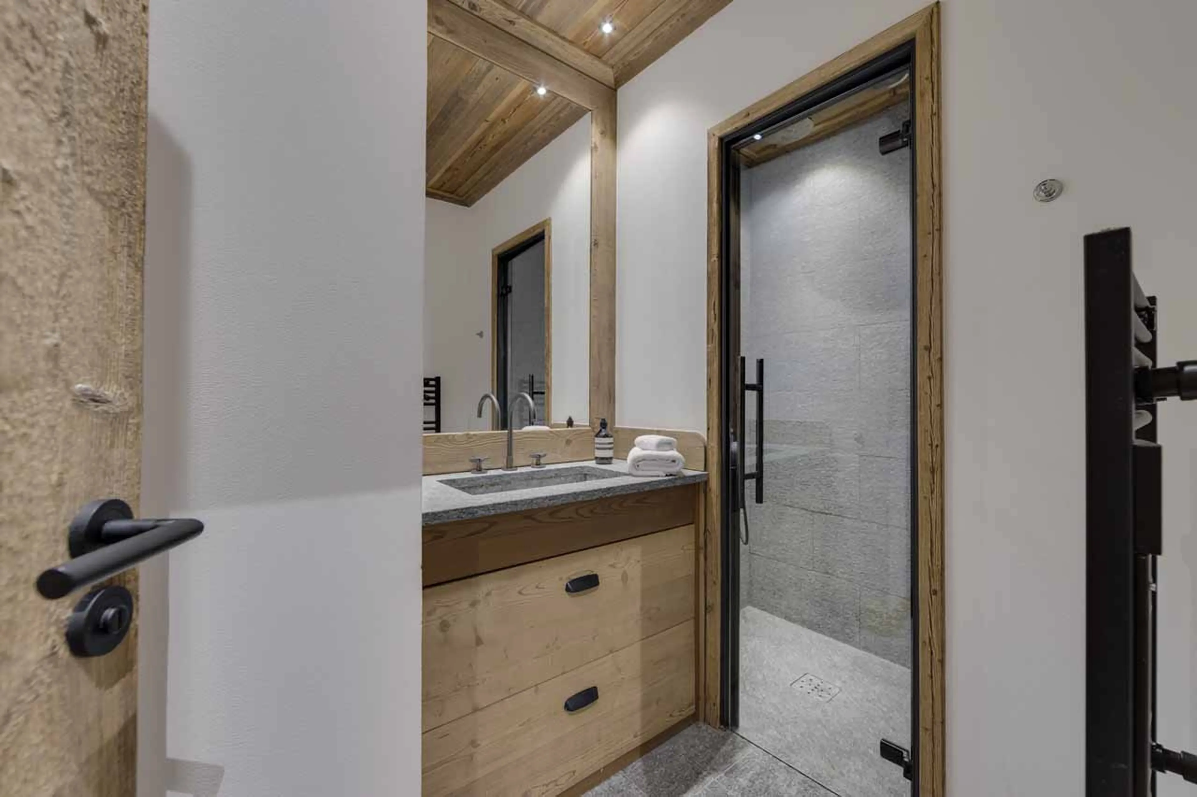 Bedroom 3 en-suite at Apartment Sagewood in Meribel