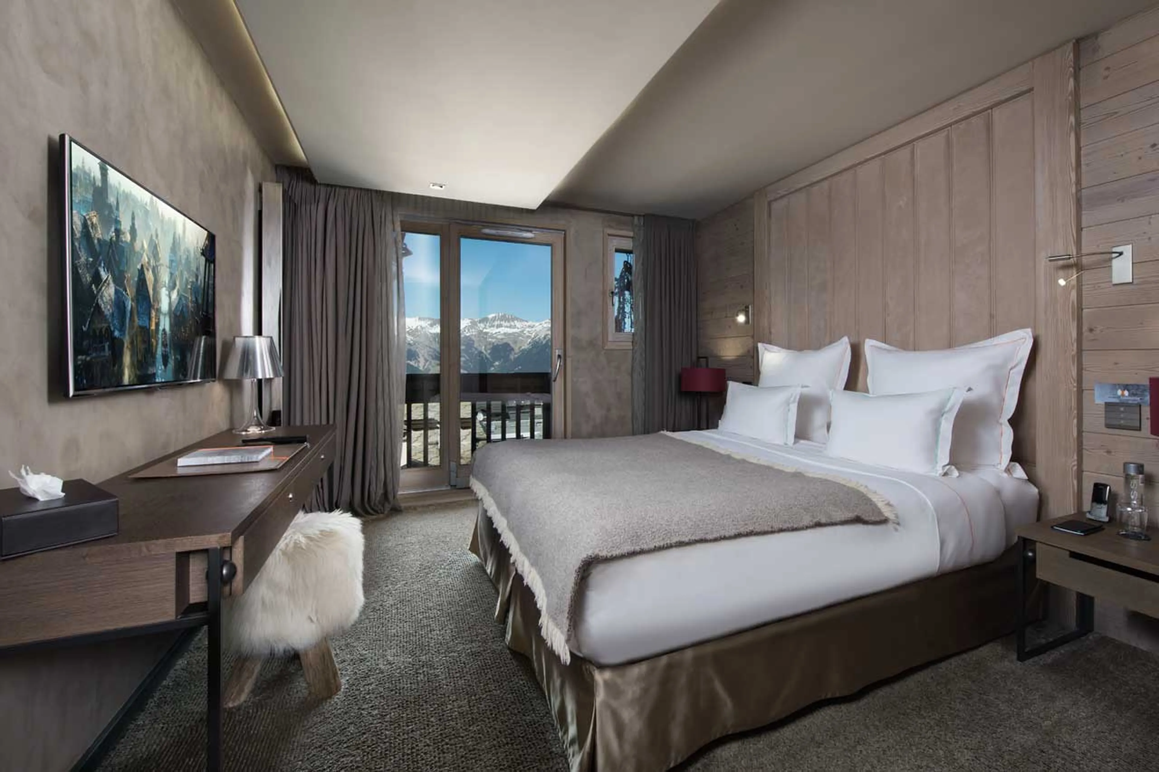 Double bedroom with en-suite shower room in Apartment Serpentine in Courchevel 1850