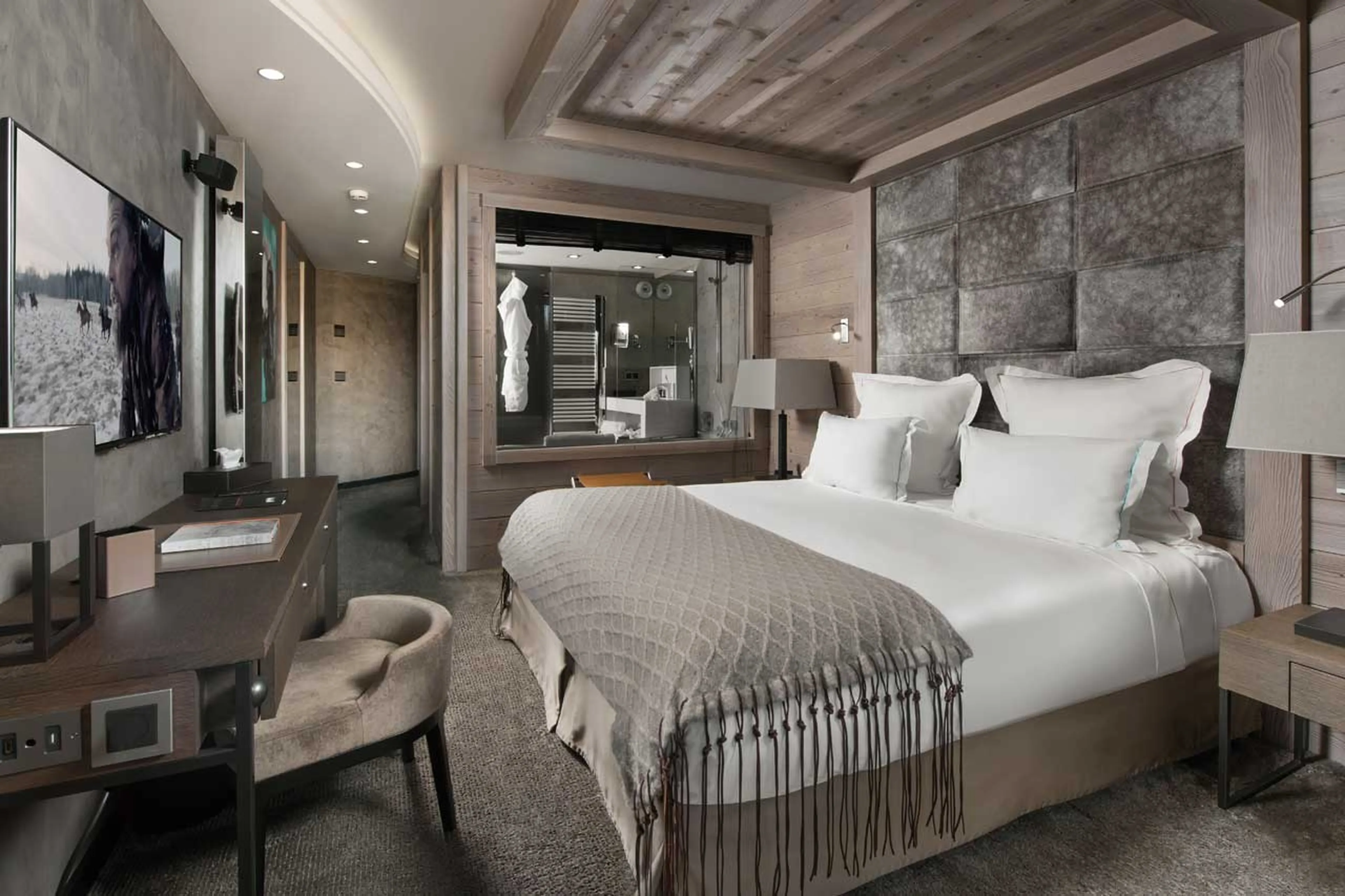 Double bed and en-suite bathroom in Apartment Serpentine in Courchevel 1850