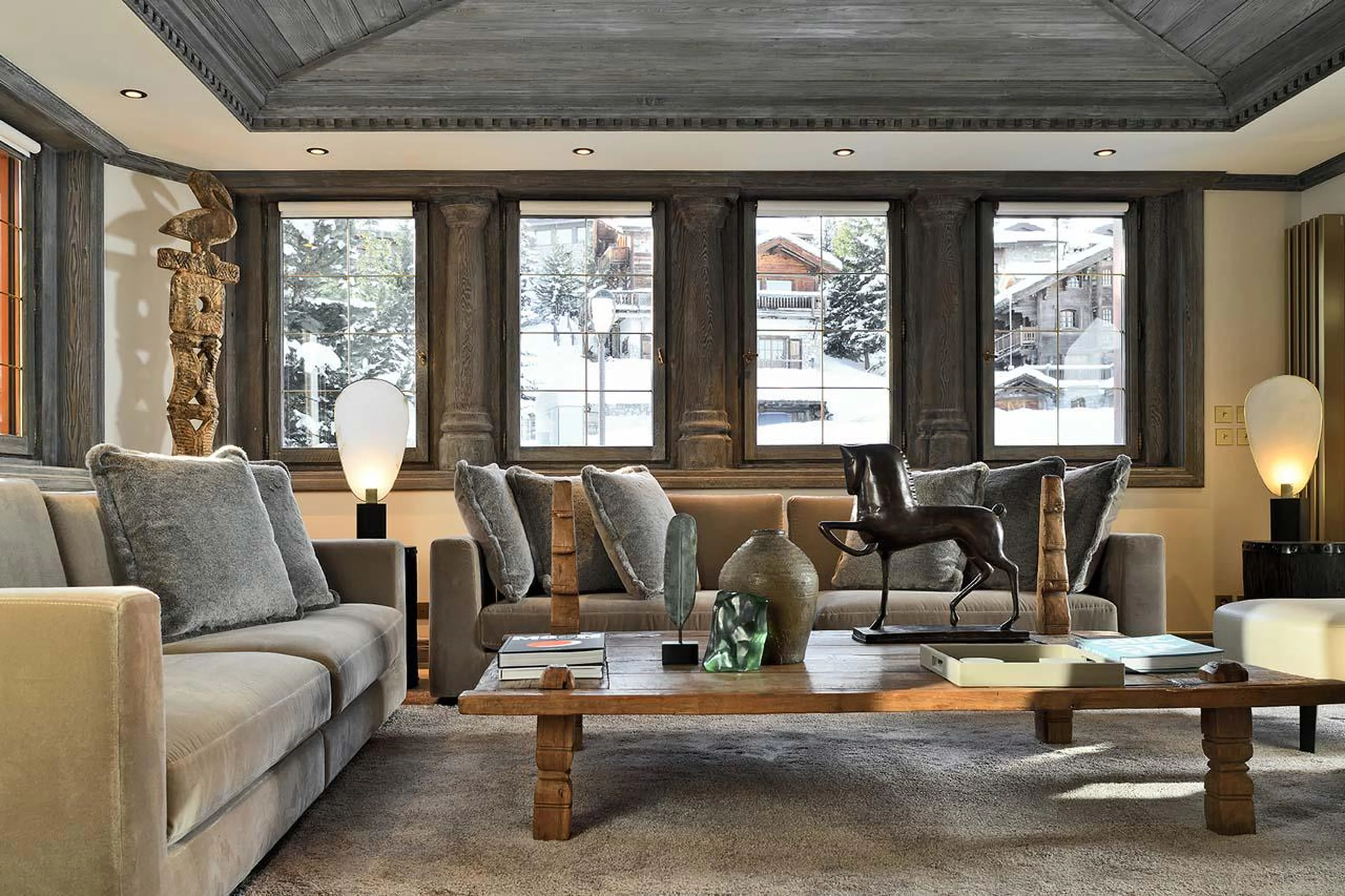 Sofas surrounding the TV at Apartment Signal in Courchevel 1850