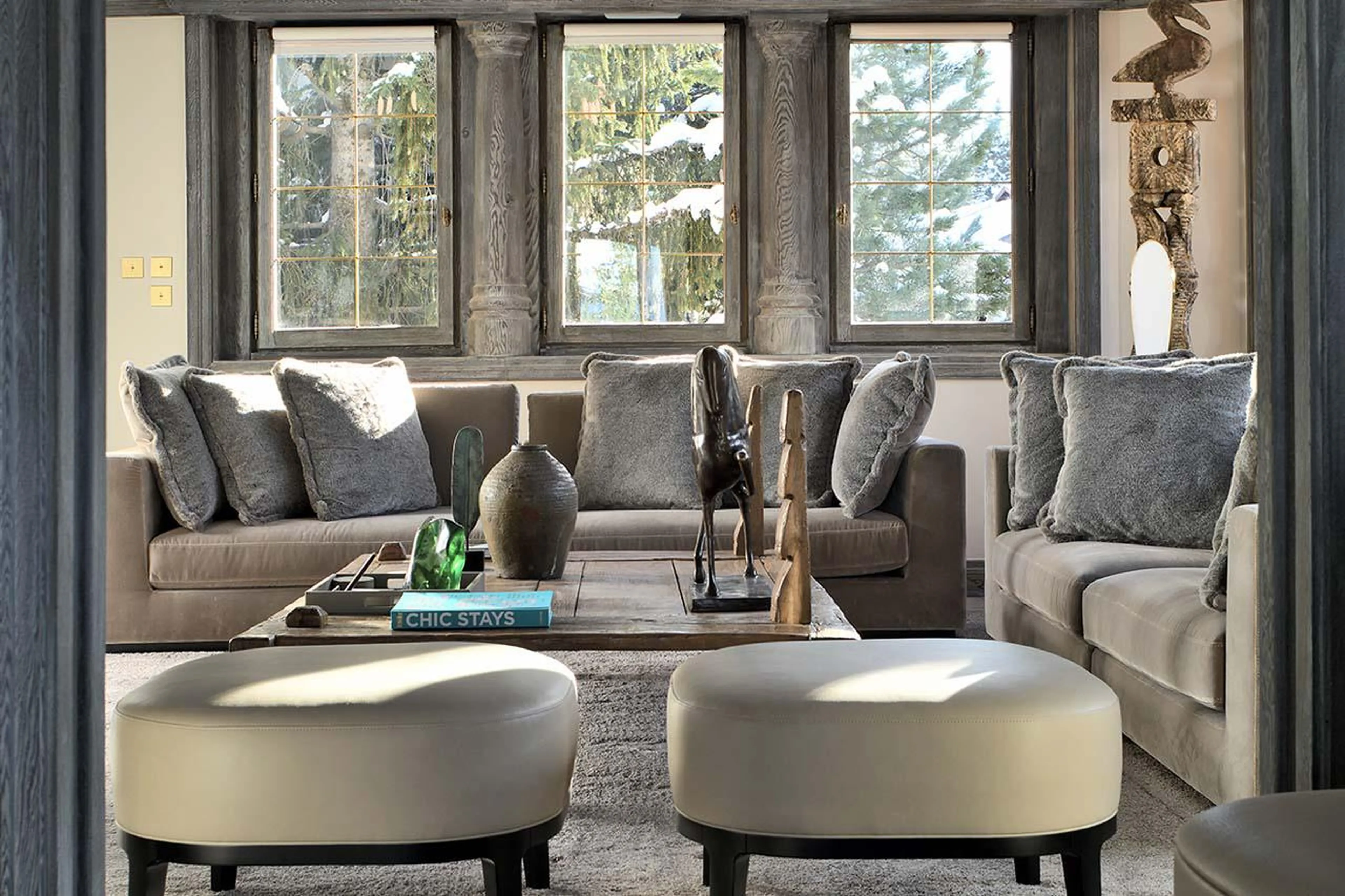 Open-plan living area with cosy sofa space at Apartment Signal in Courchevel 1850