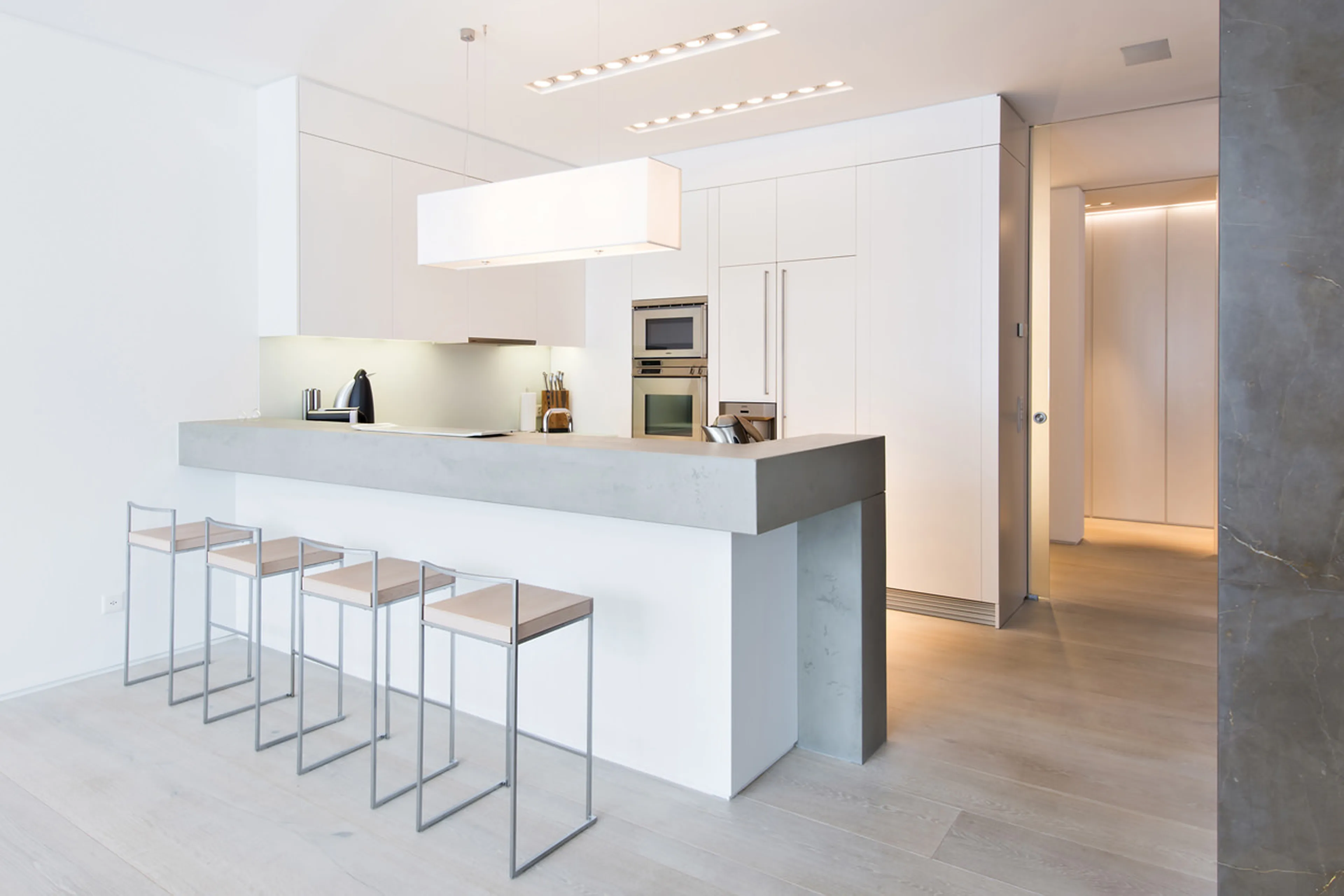 Fully-equipped kitchen with breakfast bar