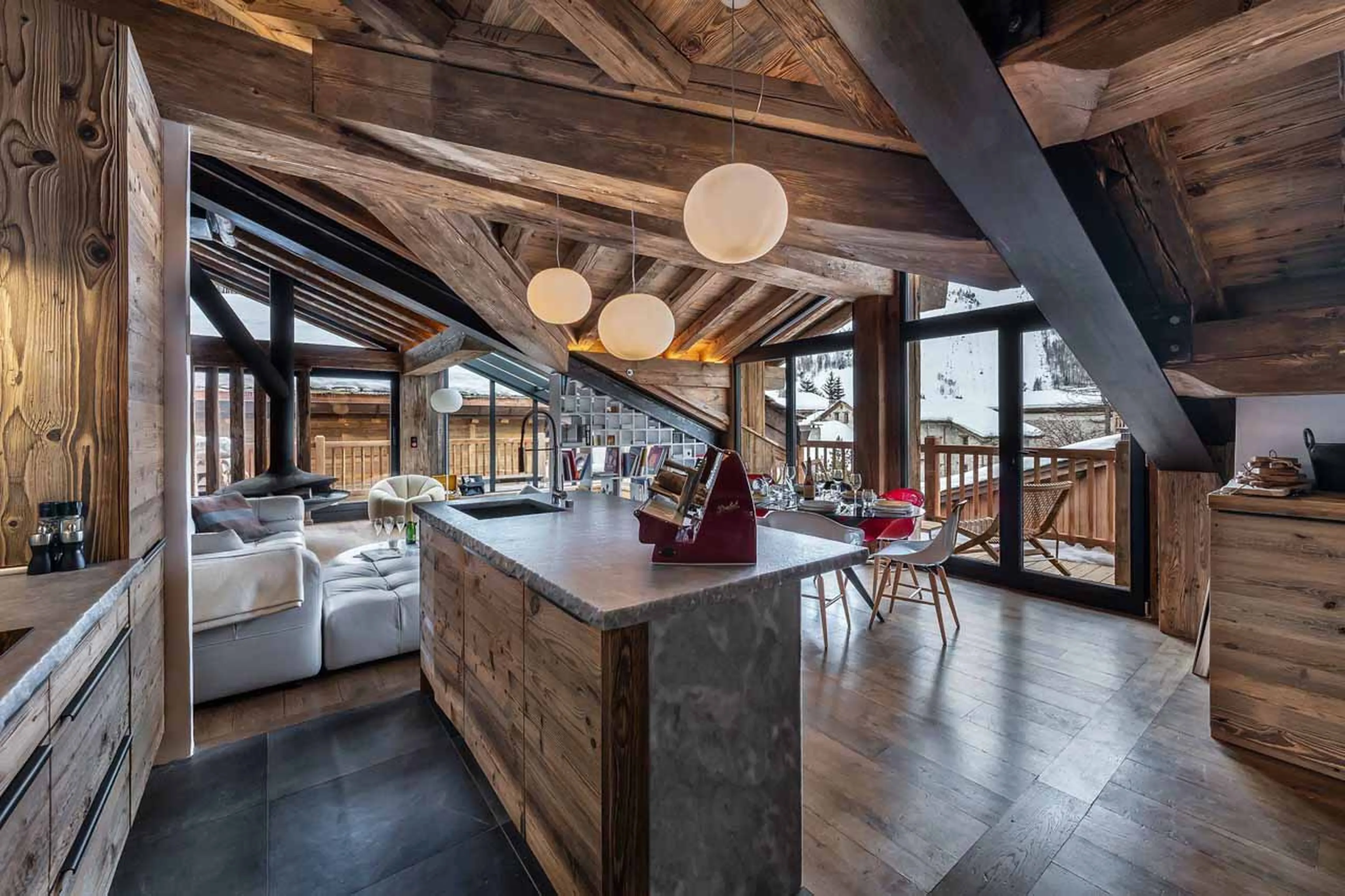 Kitchen and dining area at Apartment Snowy Breeze in Val d'Isere