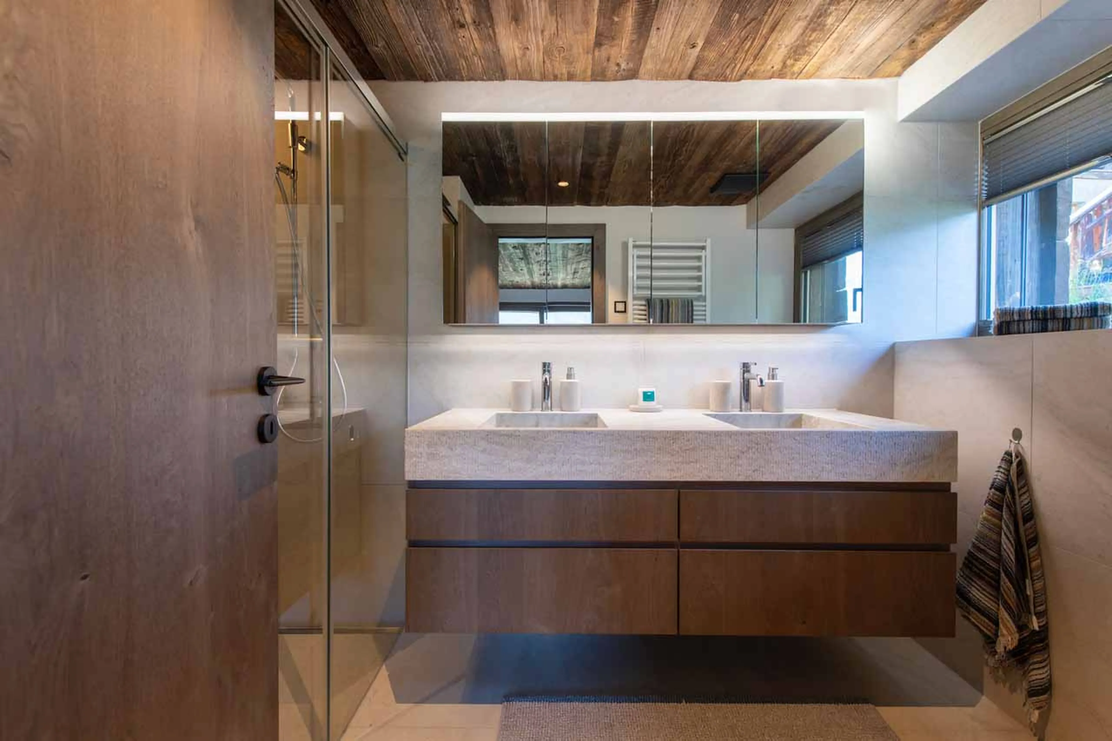Bedroom 1 en-suite at Apartment Stefano in Verbier
