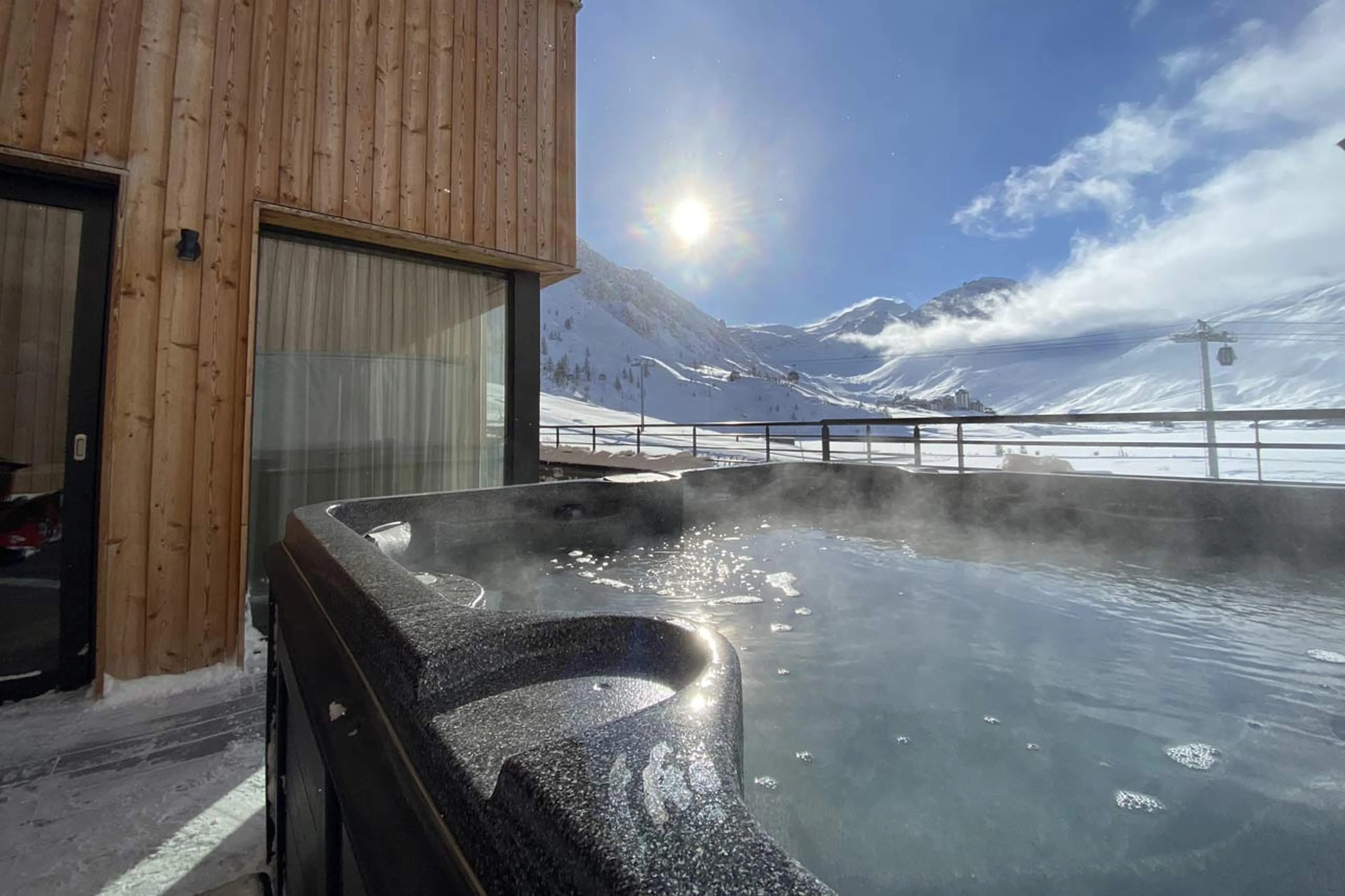 Outdoor hot tub at Apartment Tajj in Tignes