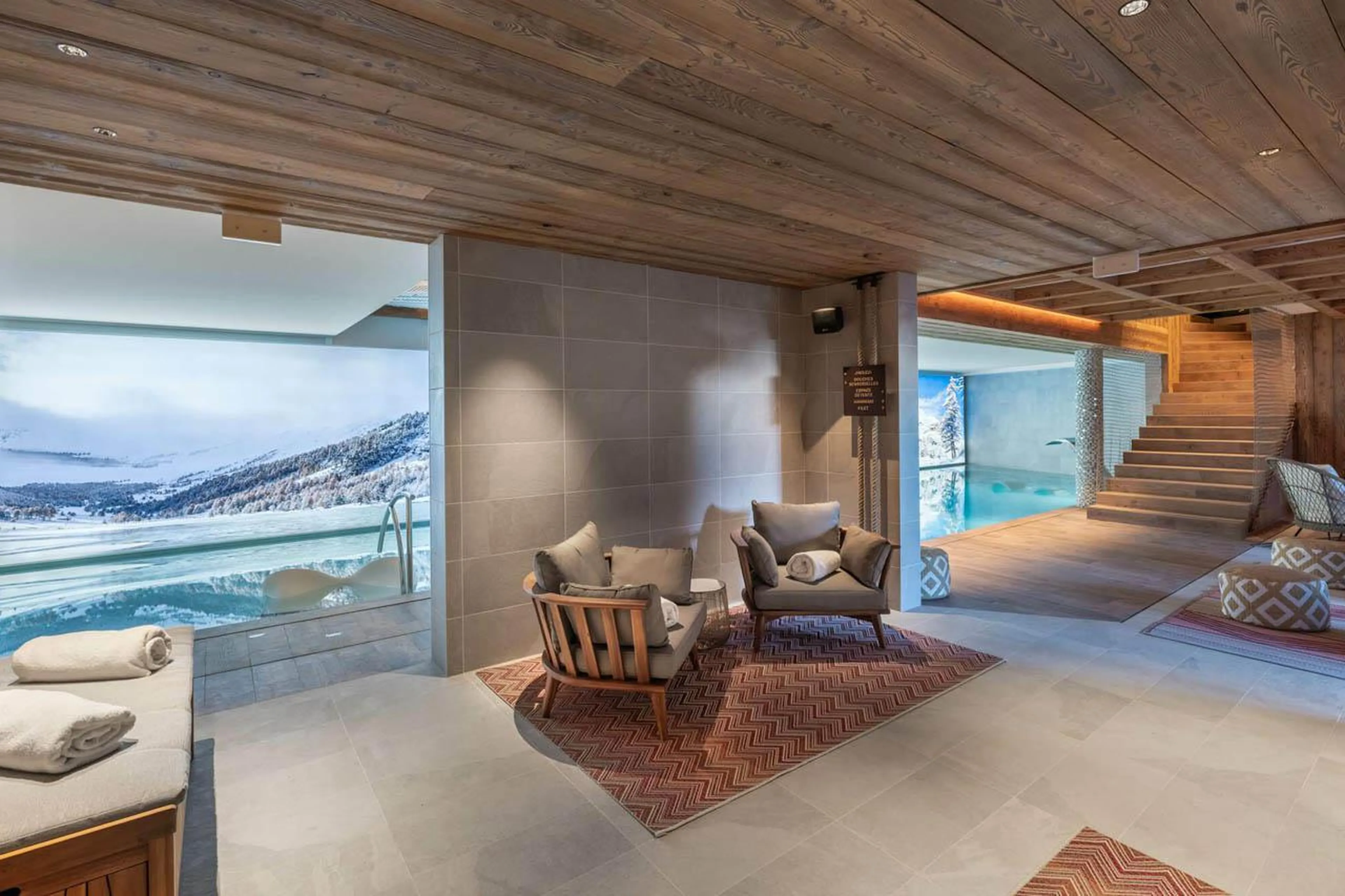 Spa with indoor swimming pool and poolside seating at Apartment Tintoretto in Courchevel 1850