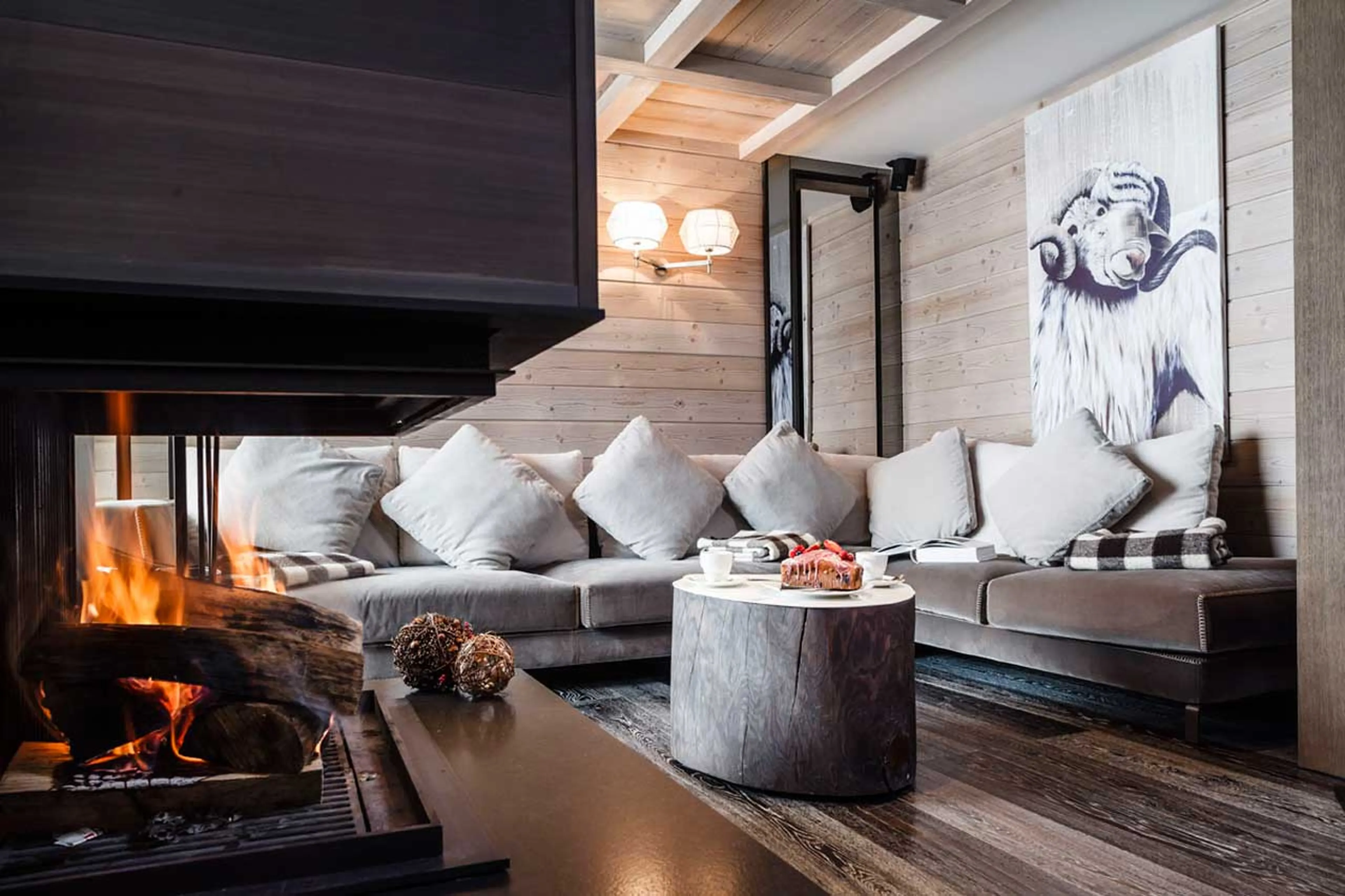 Living area with fireplace at Apartment Topaz in Courchevel 1850