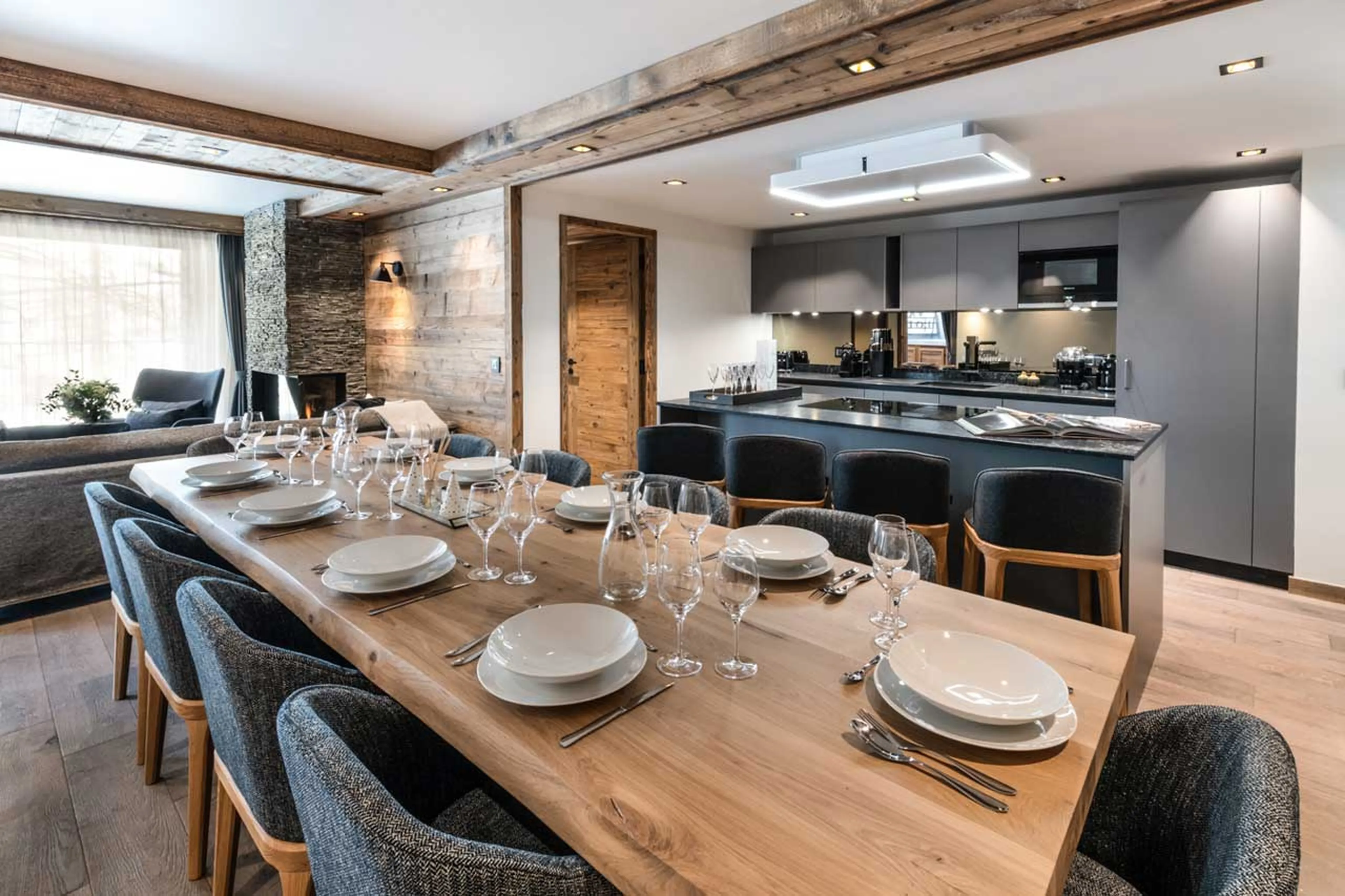 Living area and kitchen at Apartment Vail Lodge A12 in Val d'Isere