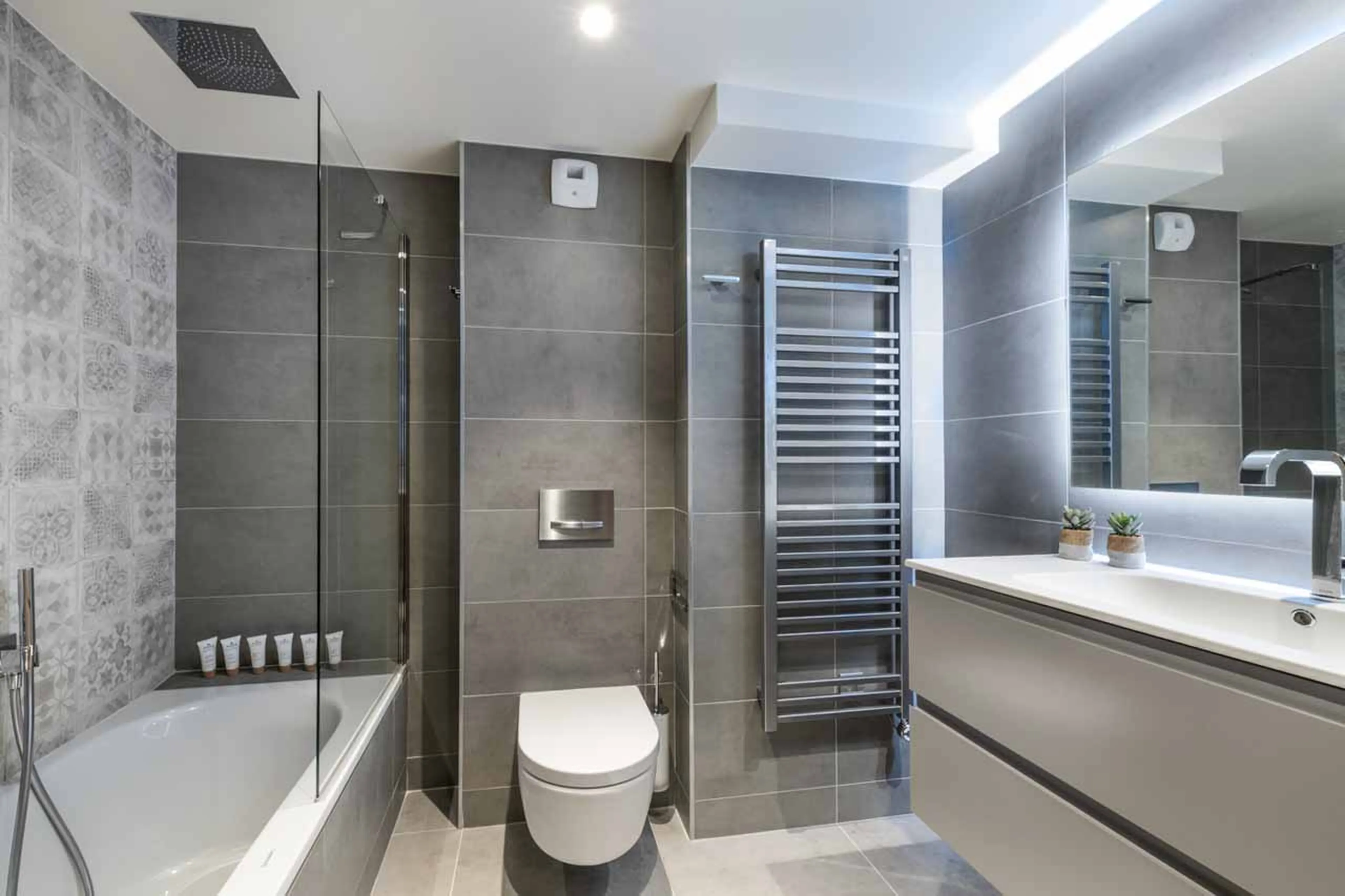 Bedroom 1 en-suite bathroom at Vail Lodge Apartment B12, Val d'Isere