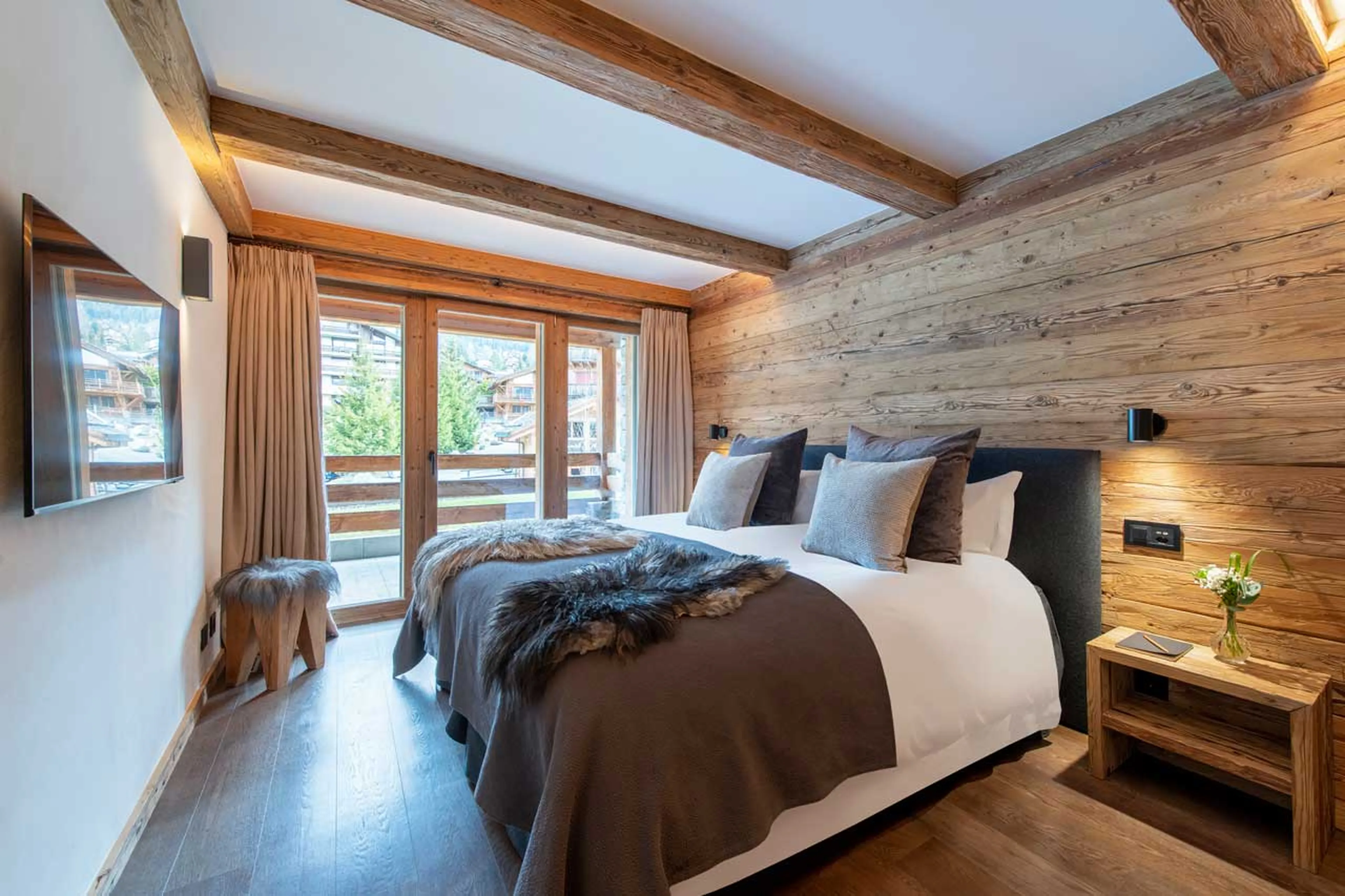 Twin bedroom with balcony access at Apartment Victoria 111 in Verbier