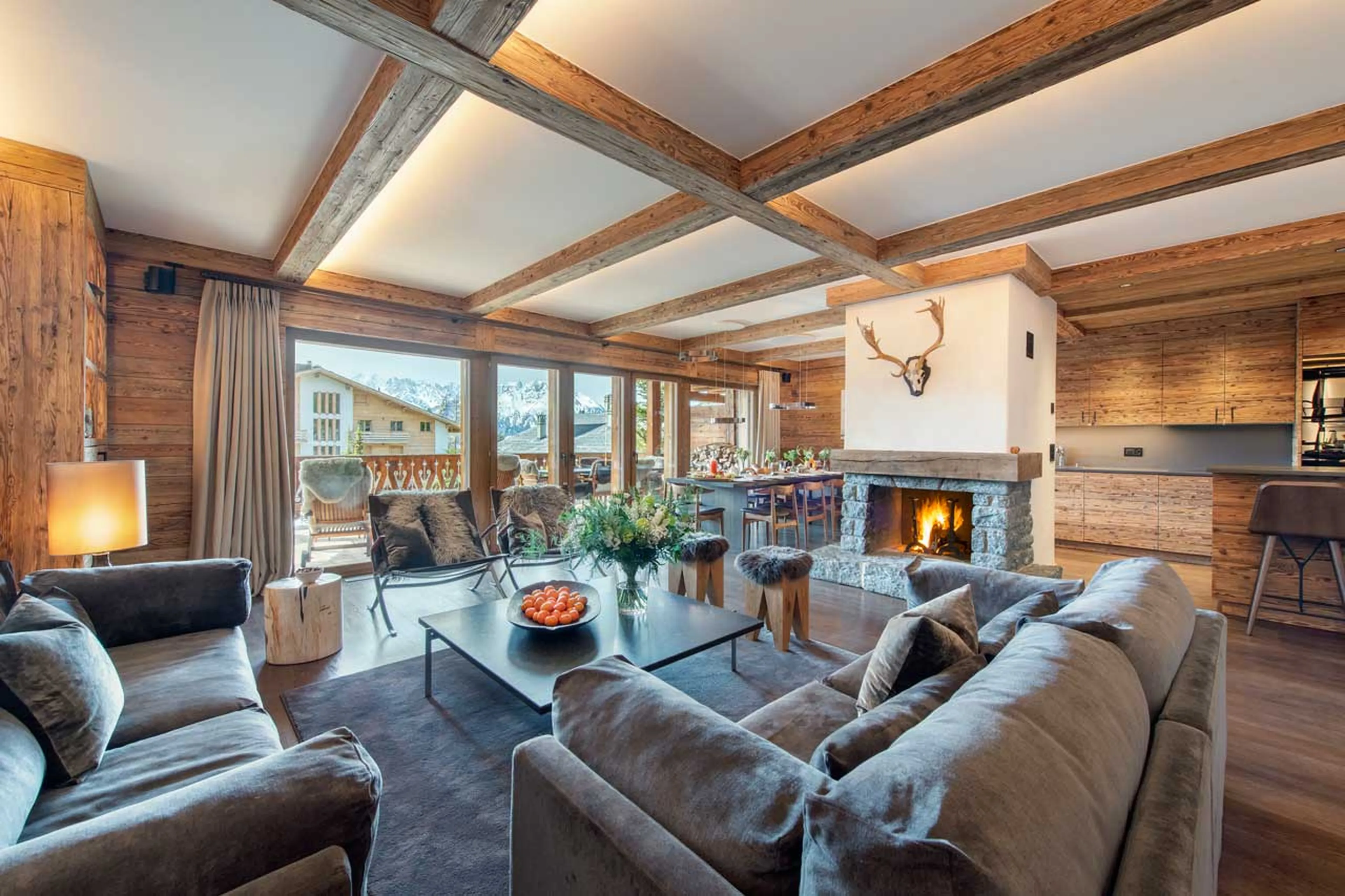 Open-plan living and dining area at Apartment Victoria 111 in Verbier