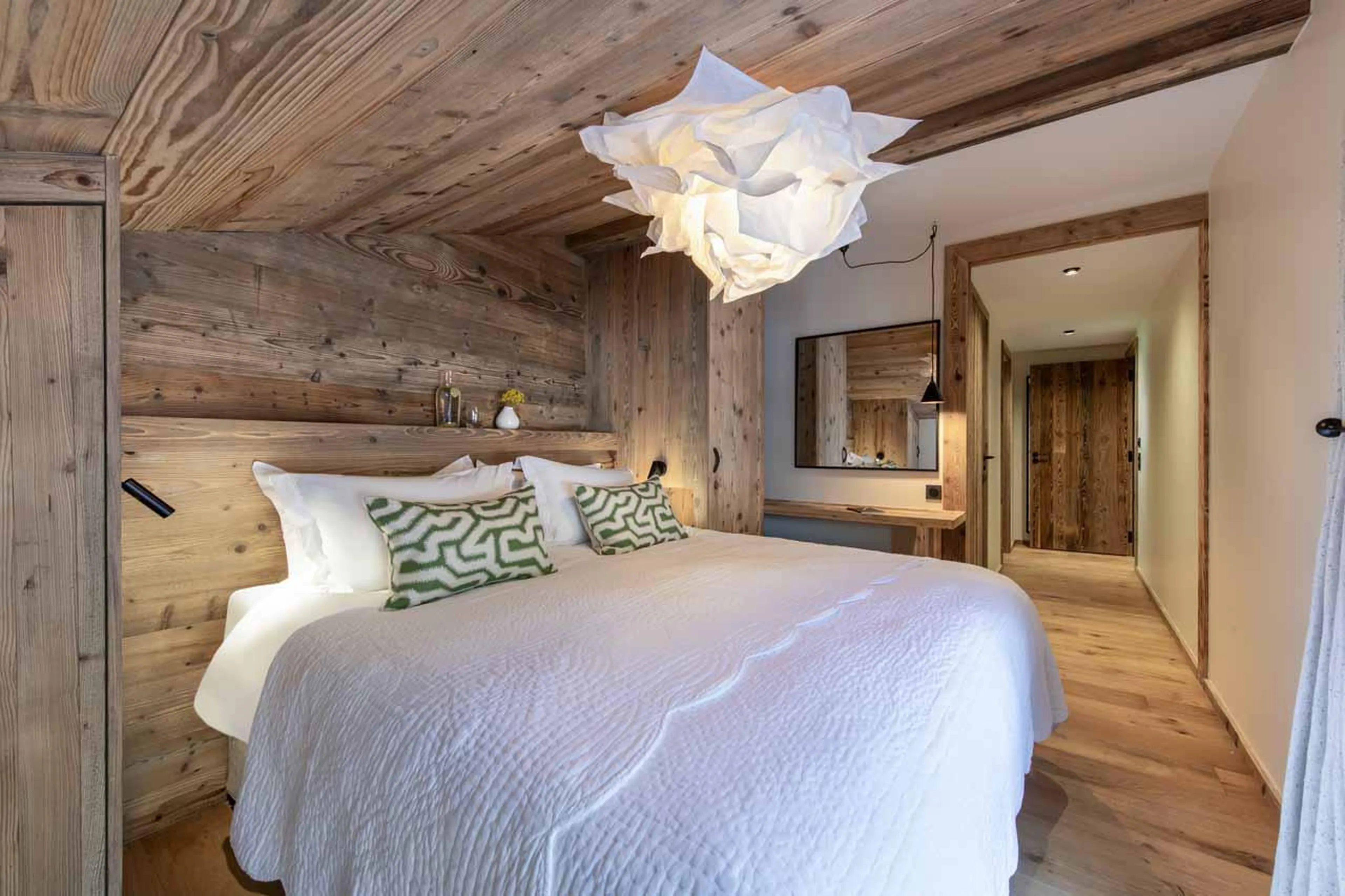 Double bedroom with en-suite bathroom in Arolay Penthouse, Val d'Isere