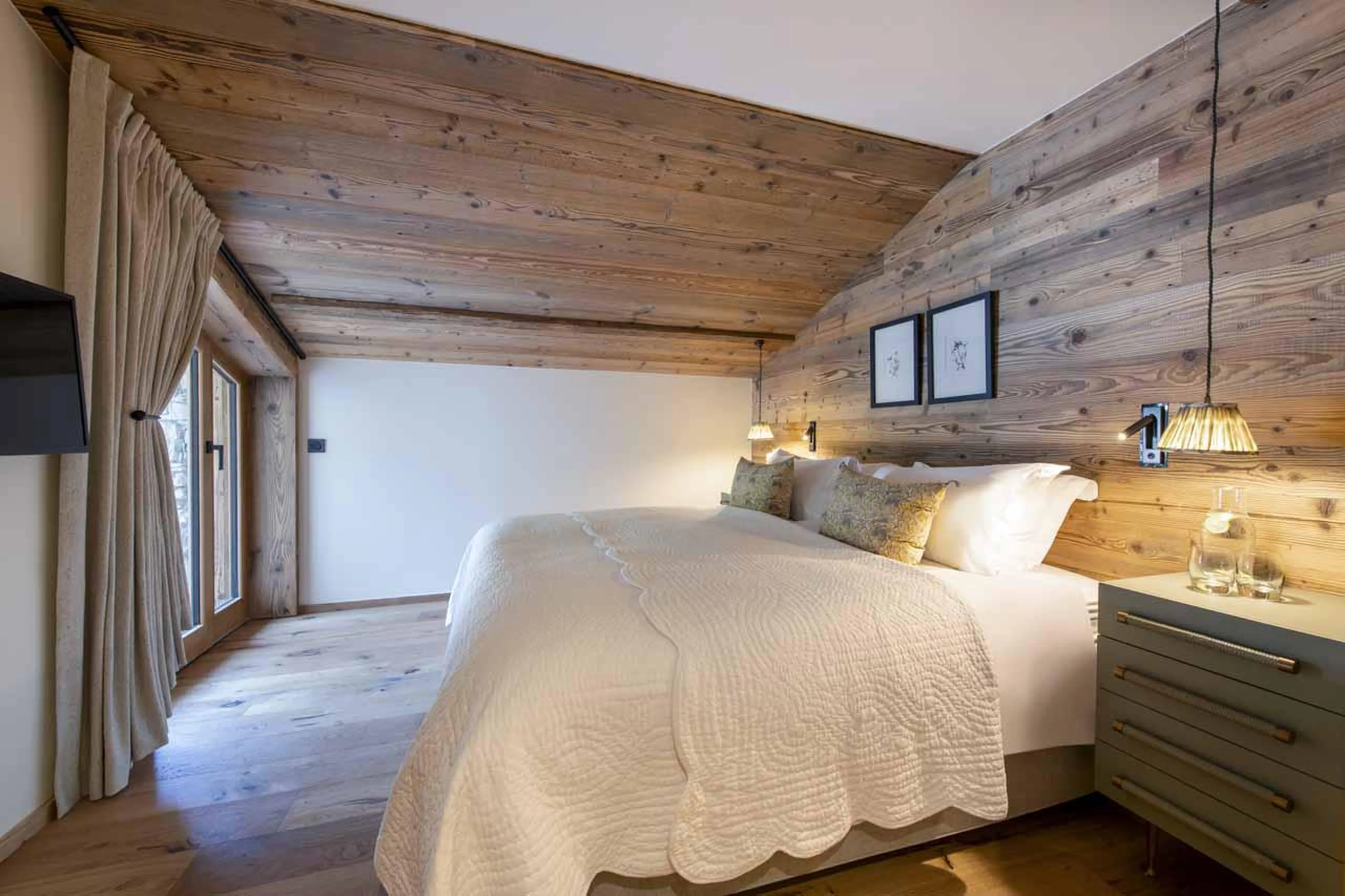 Master twin/double bedroom with en-suite bathroom in Arolay Penthouse, Val d'Isere