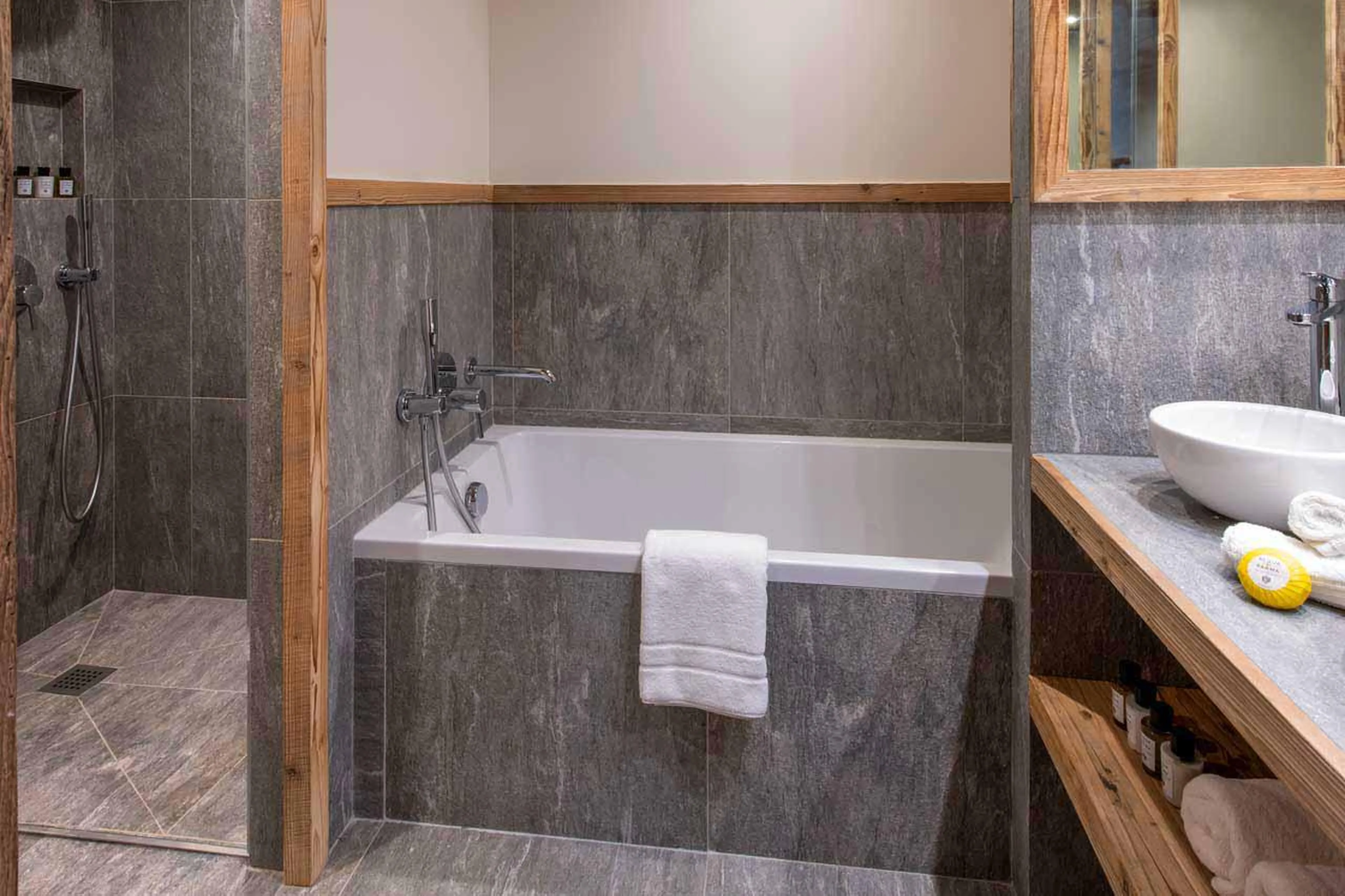 En-suite bathroom in Arolay Penthouse, Val d'Isere