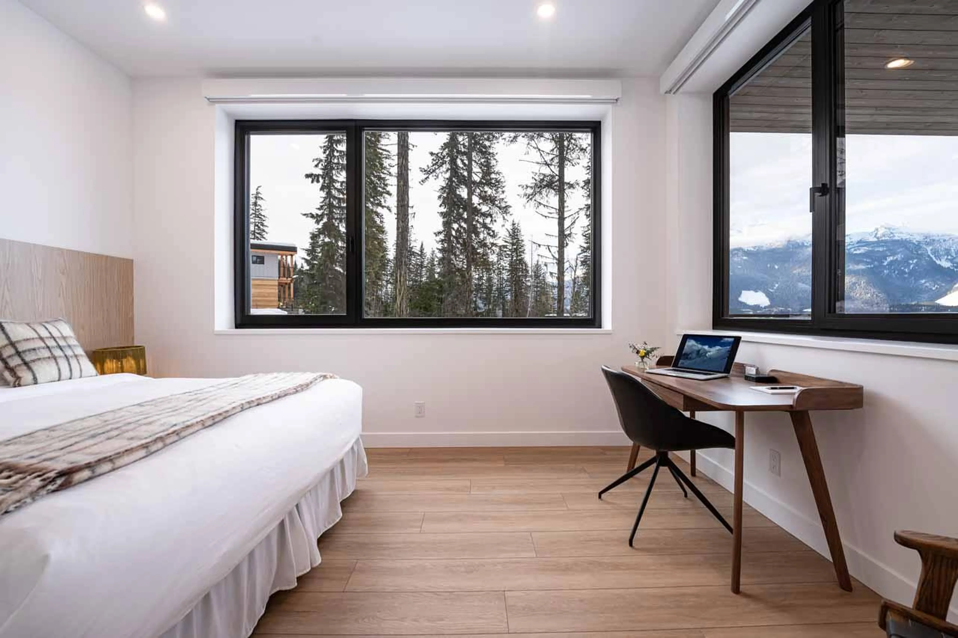 King/twin bedroom at Arrowhead Lodge in Revelstoke