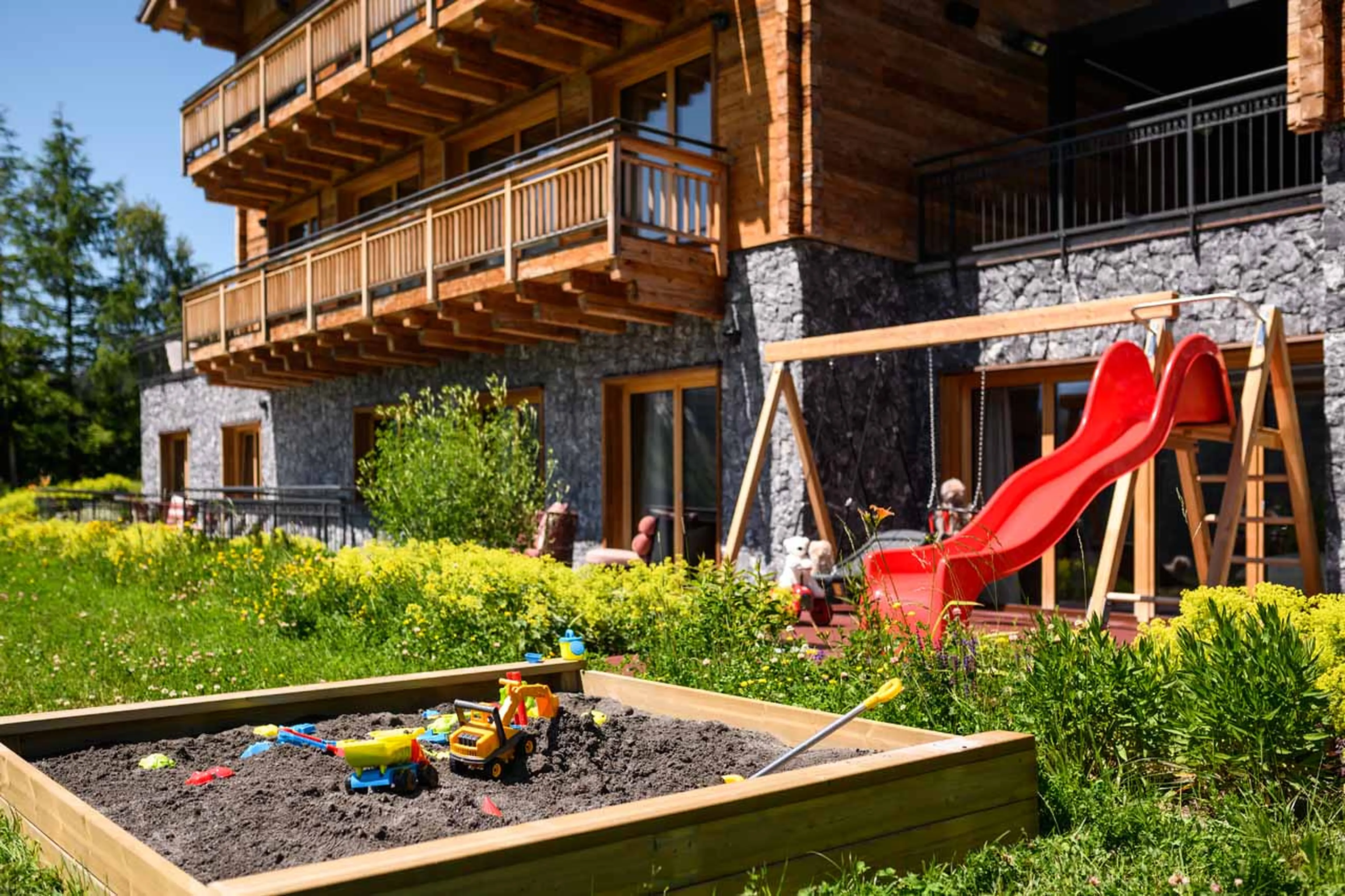 Garden at Chalet Arula 2 in Lech