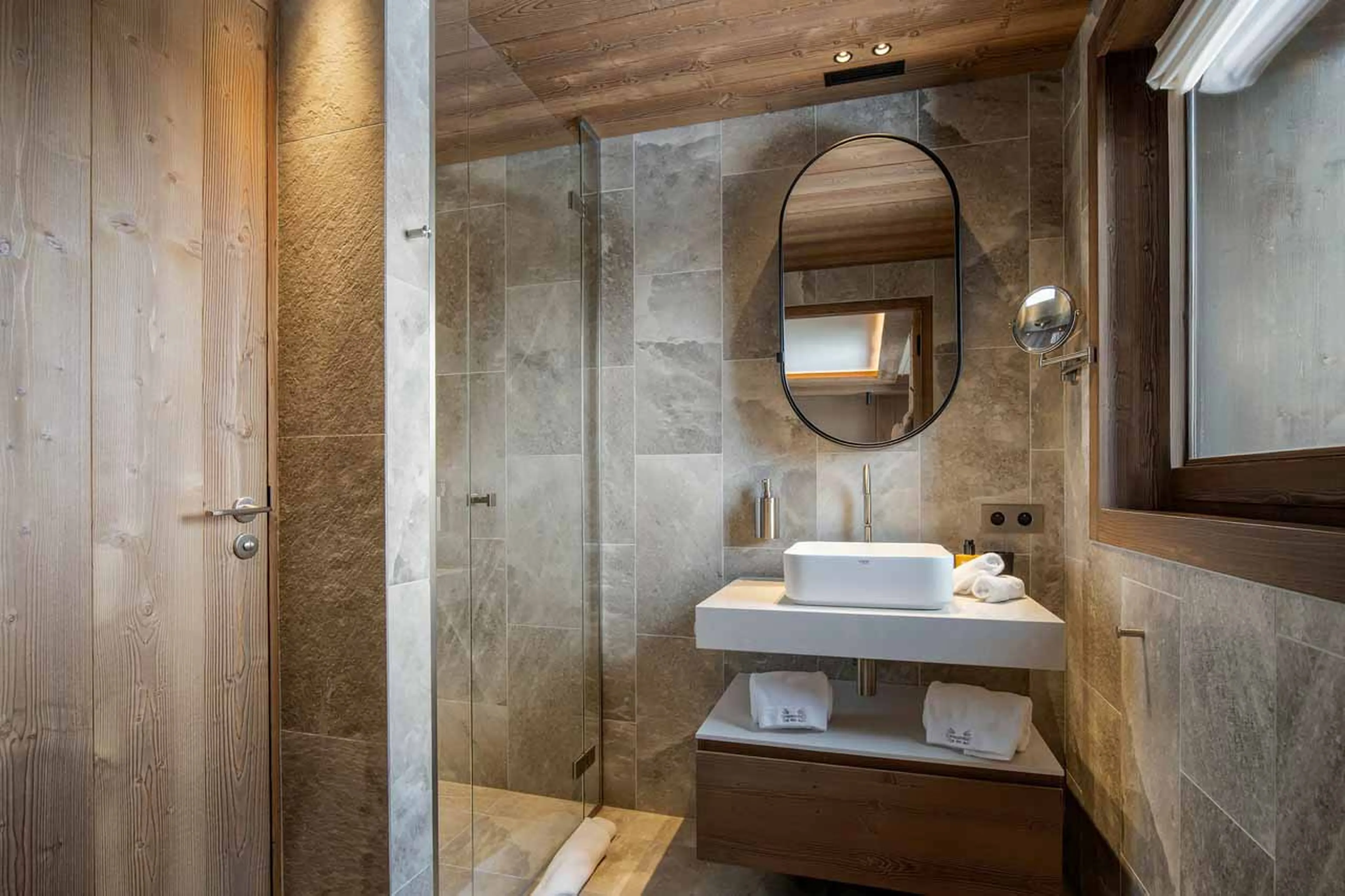 Bedroom 3 en-suite in Atmosphere Apartment 902, Courchevel 1850