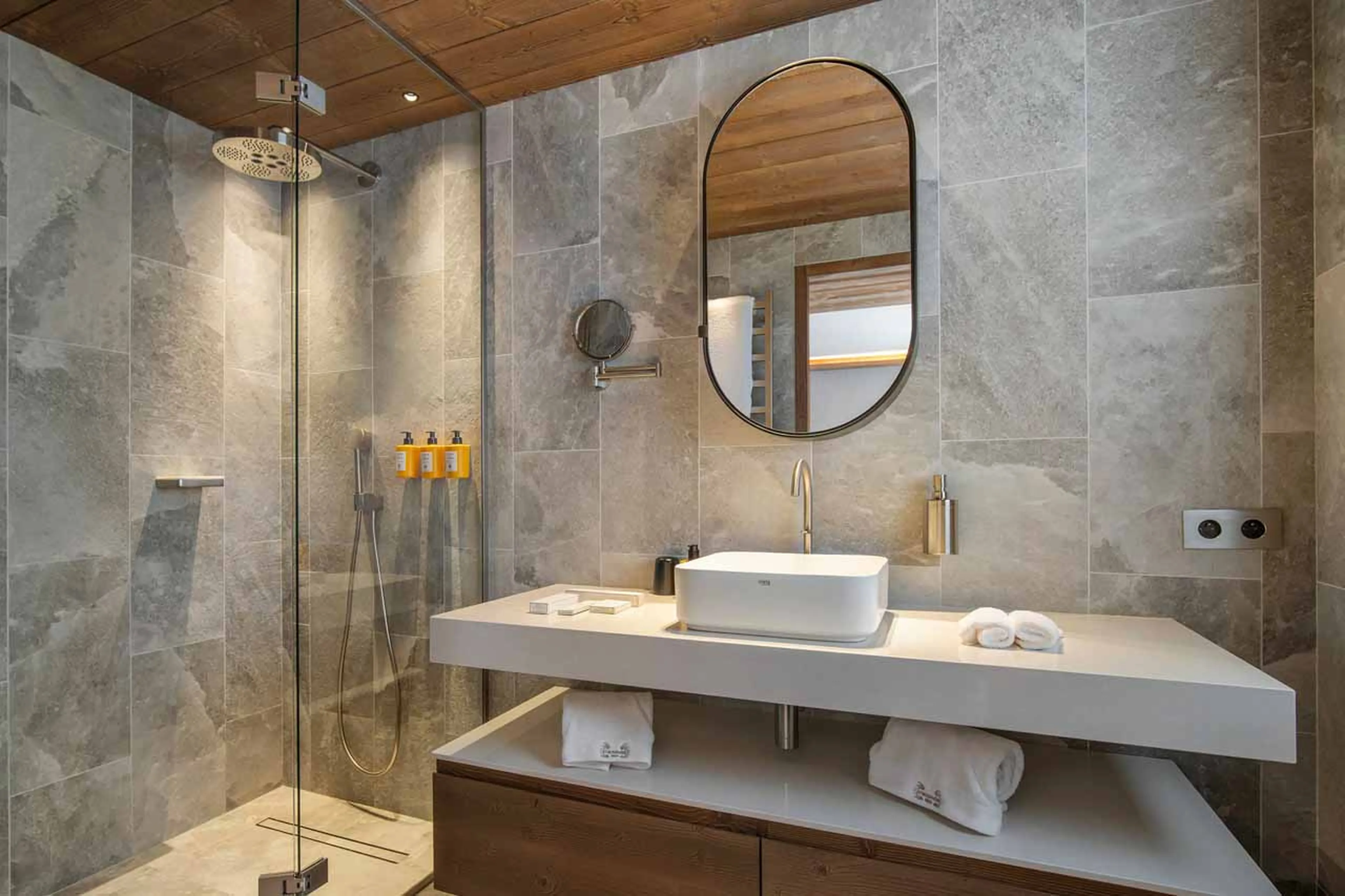 Bedroom 4 en-suite in Atmosphere Apartment 902, Courchevel 1850