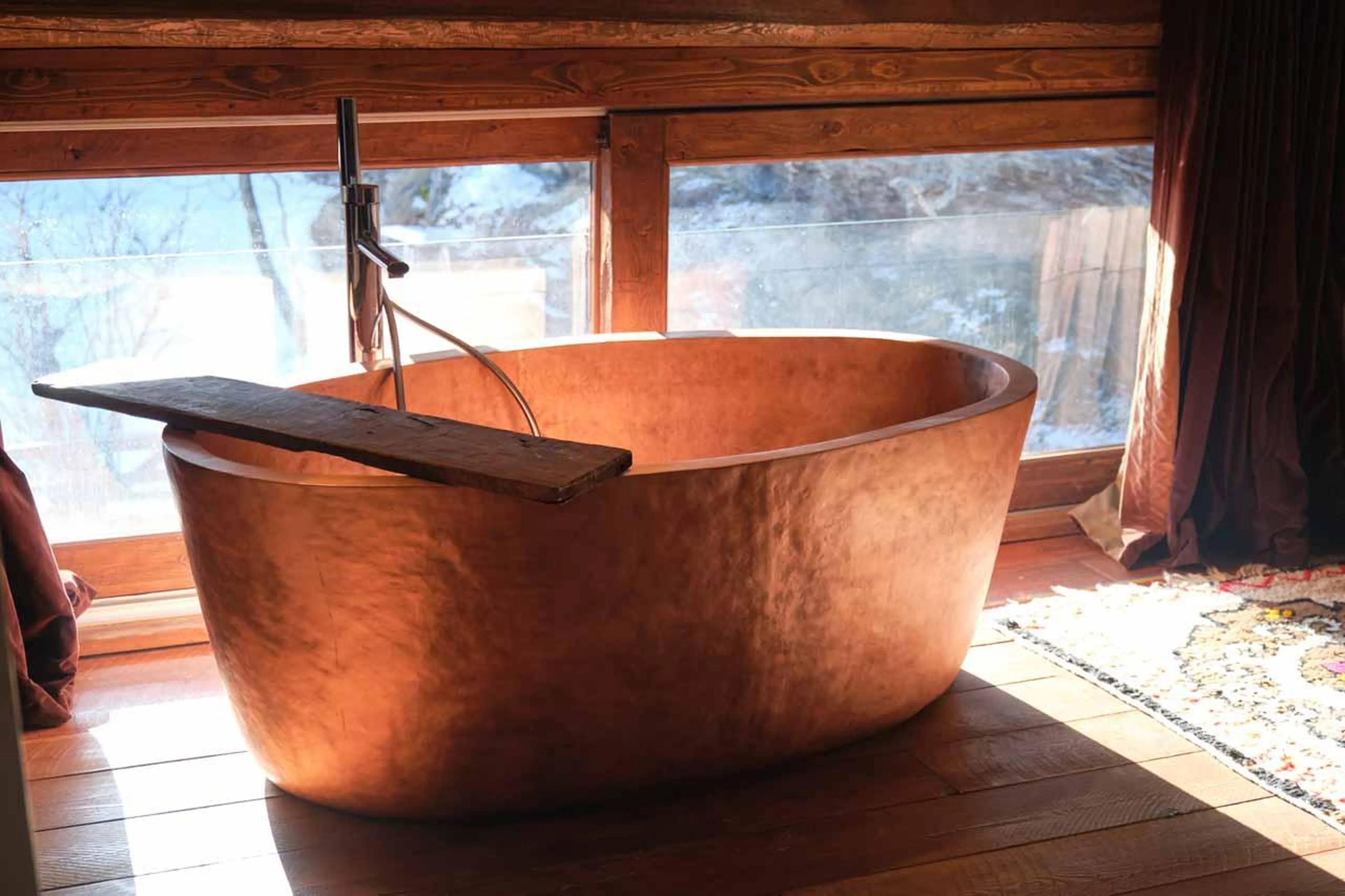 Copper bathtub in summer at Baita 1697 in Piedmont