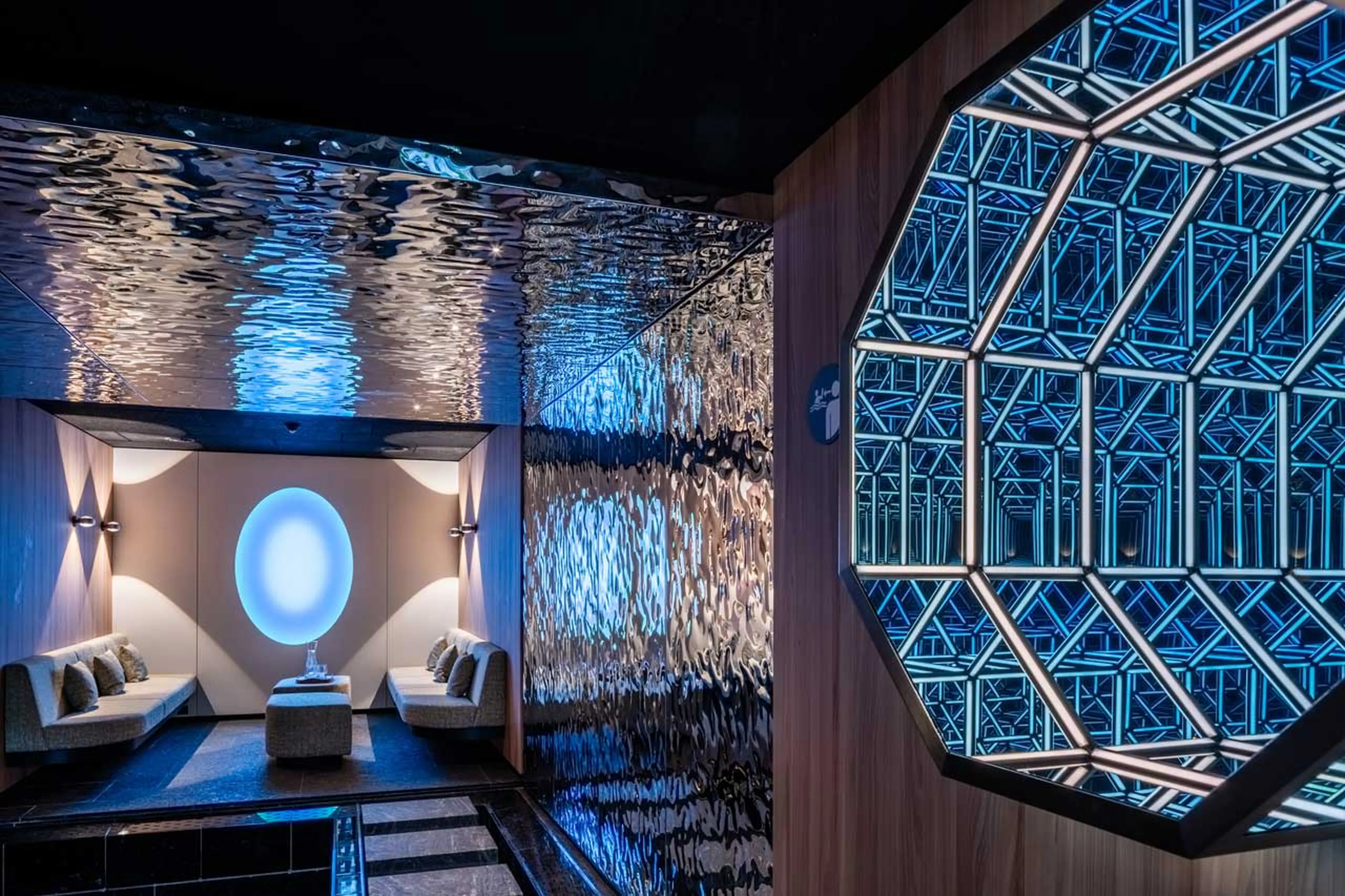 Champagne lounge in shared spa at Balegia Apartment 3 in Lech