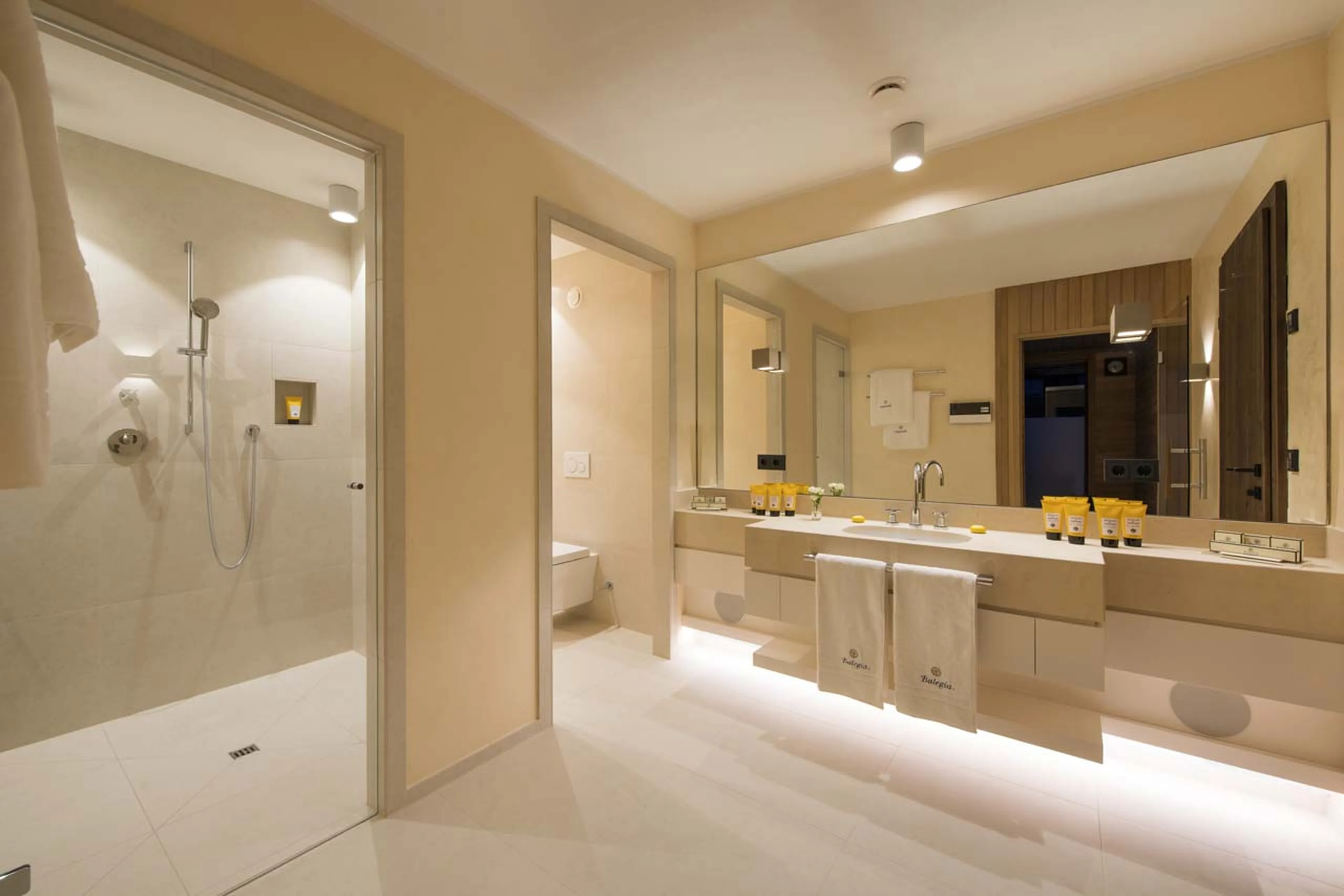 En-suite bathroom one at Balegia Apartment 4 in Lech