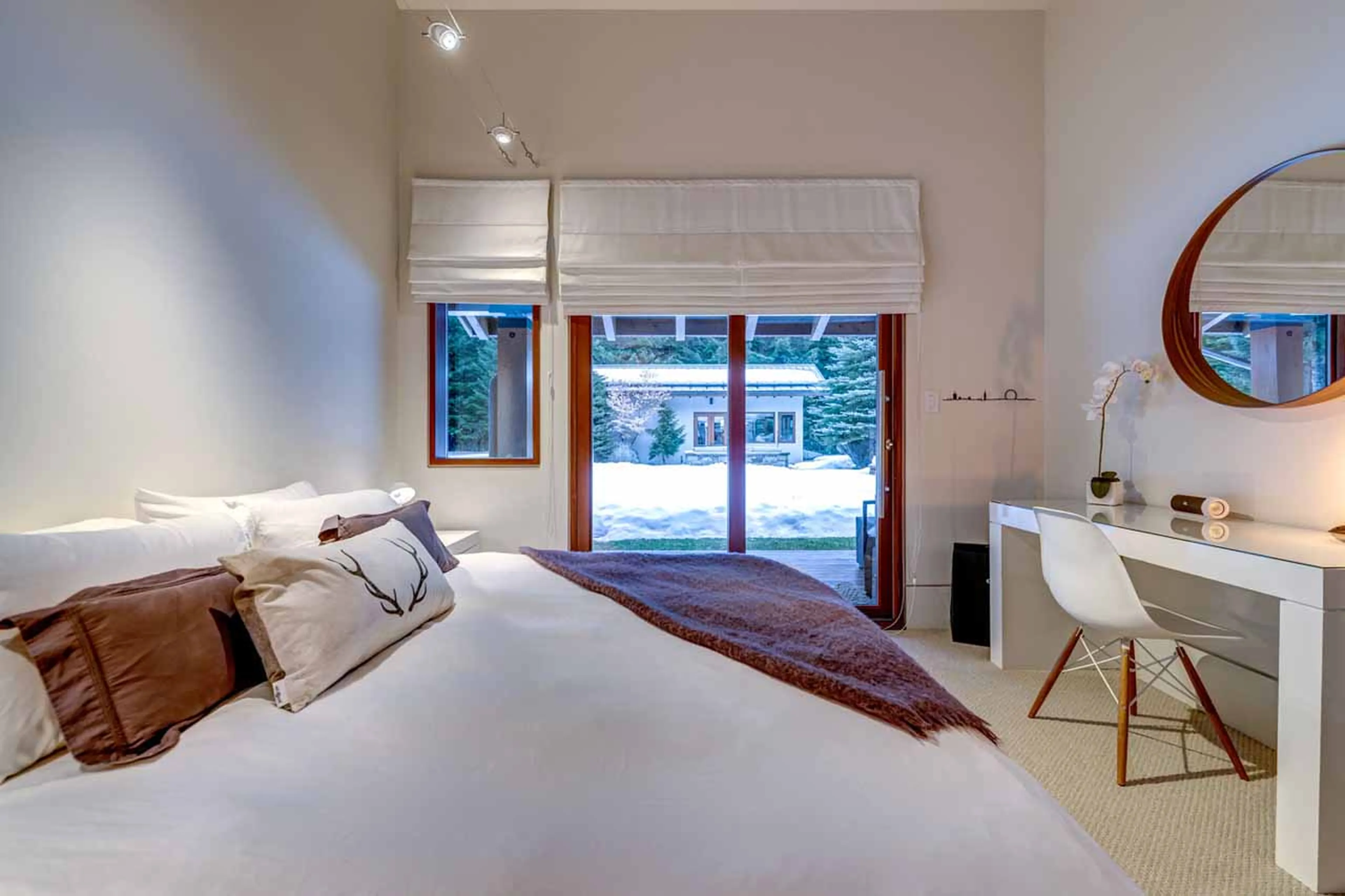 King-size double or twin beds at Belmont Estate in Whistler