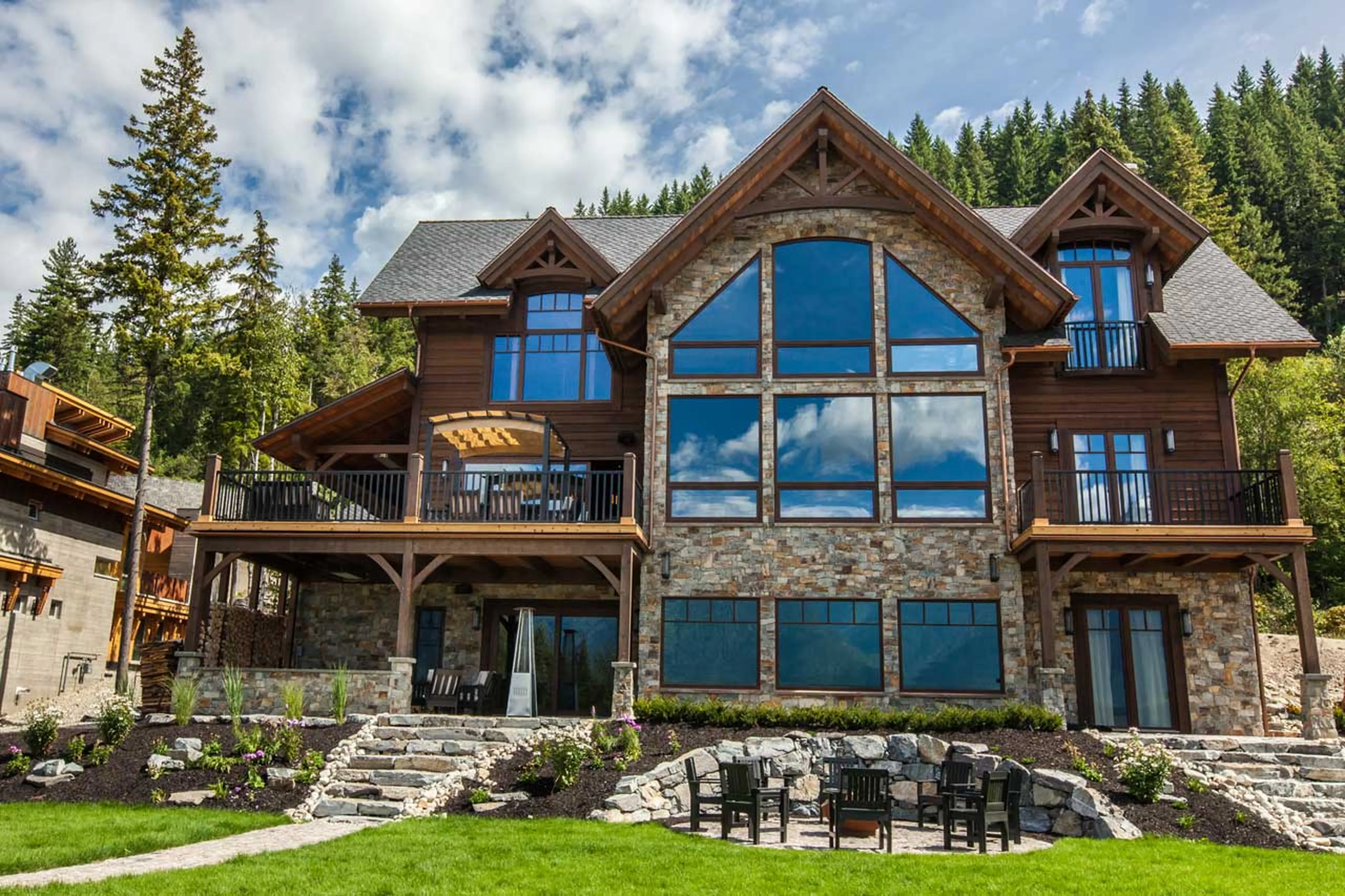 Exterior view of Bison Lodge in Revelstoke
