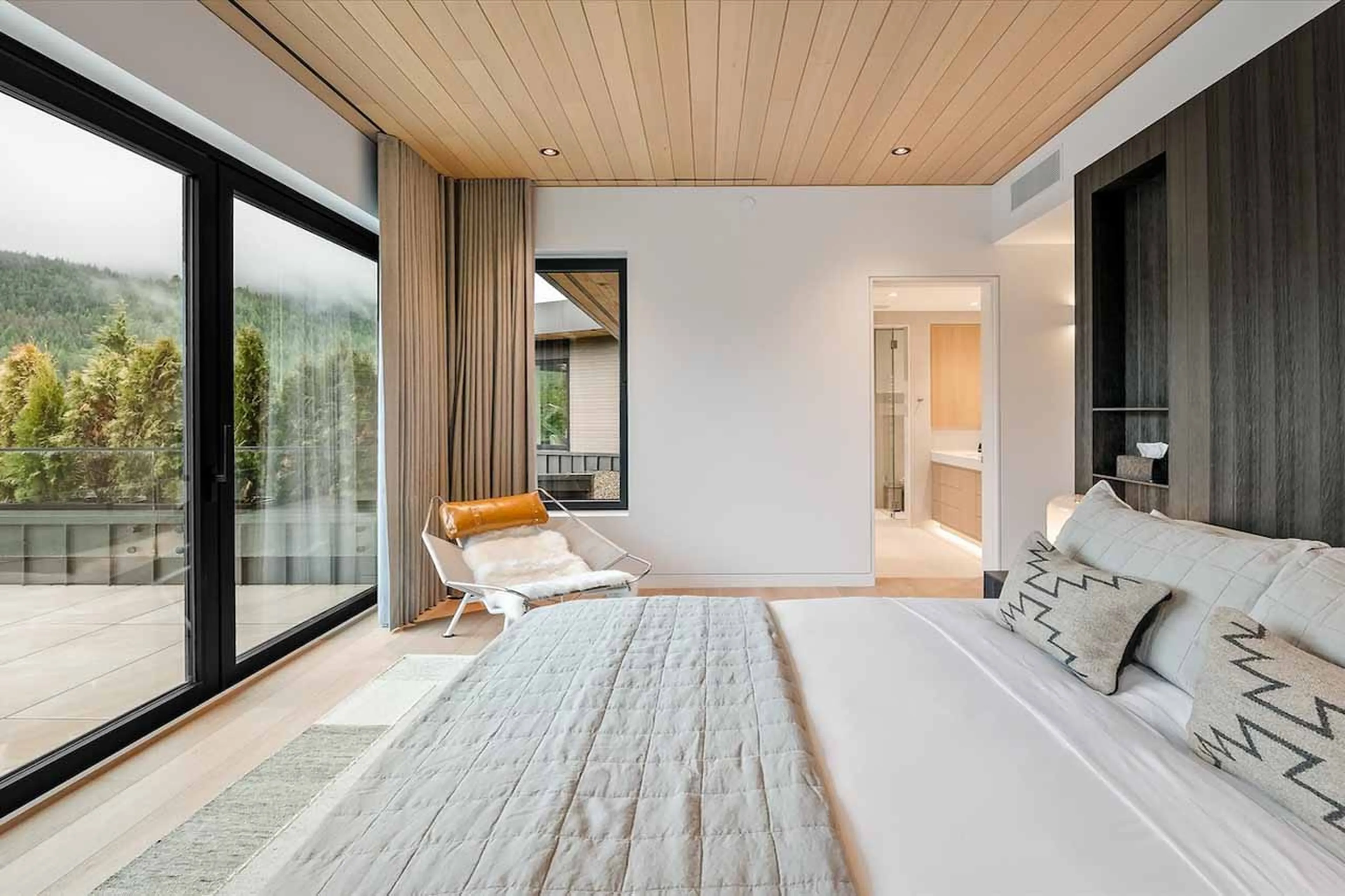 Bedroom 1 bed at Blueberry Hill Retreat in Whistler
