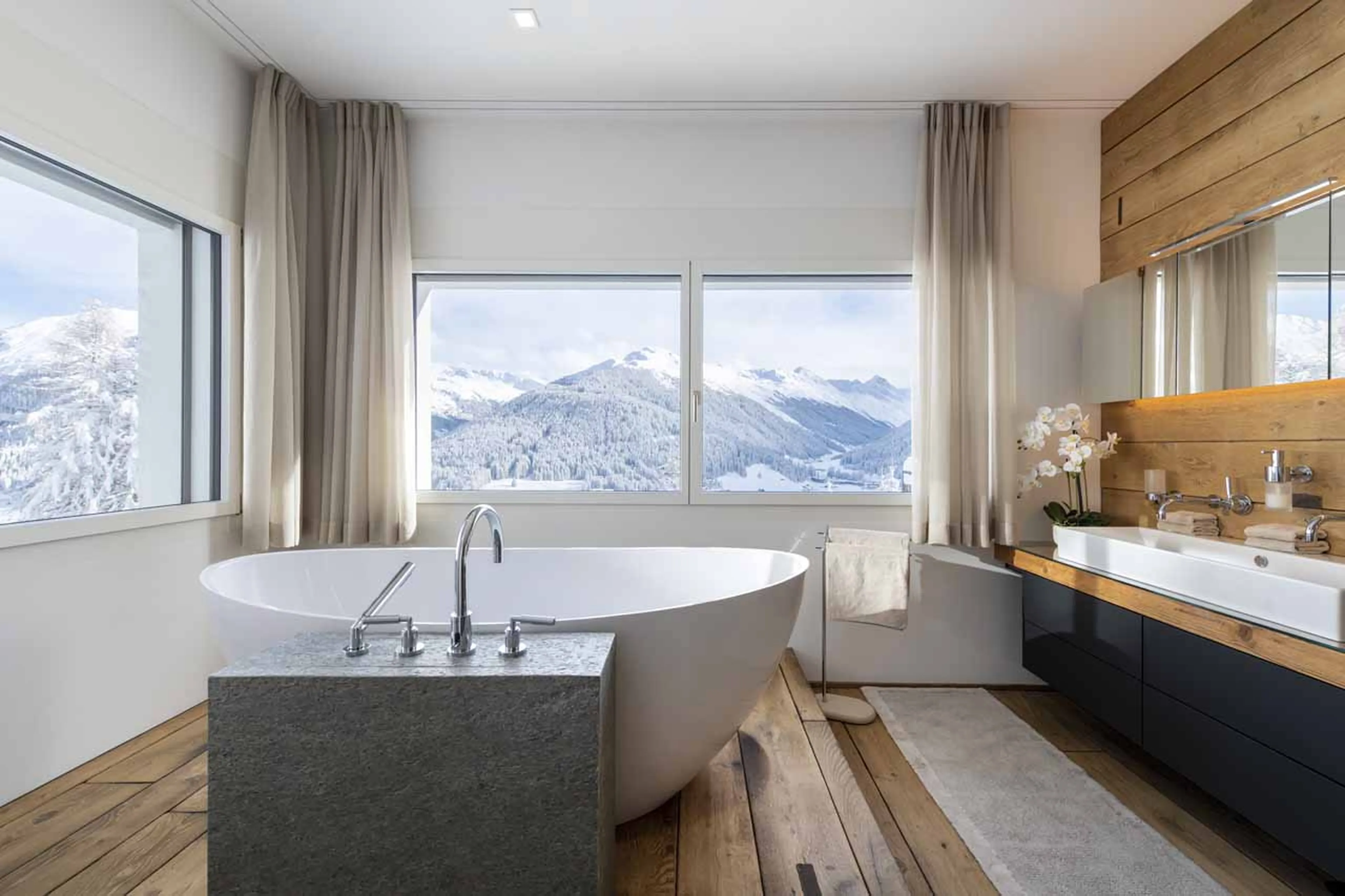 Bathroom one at Jackobshorn in Bortji Estate in Davos