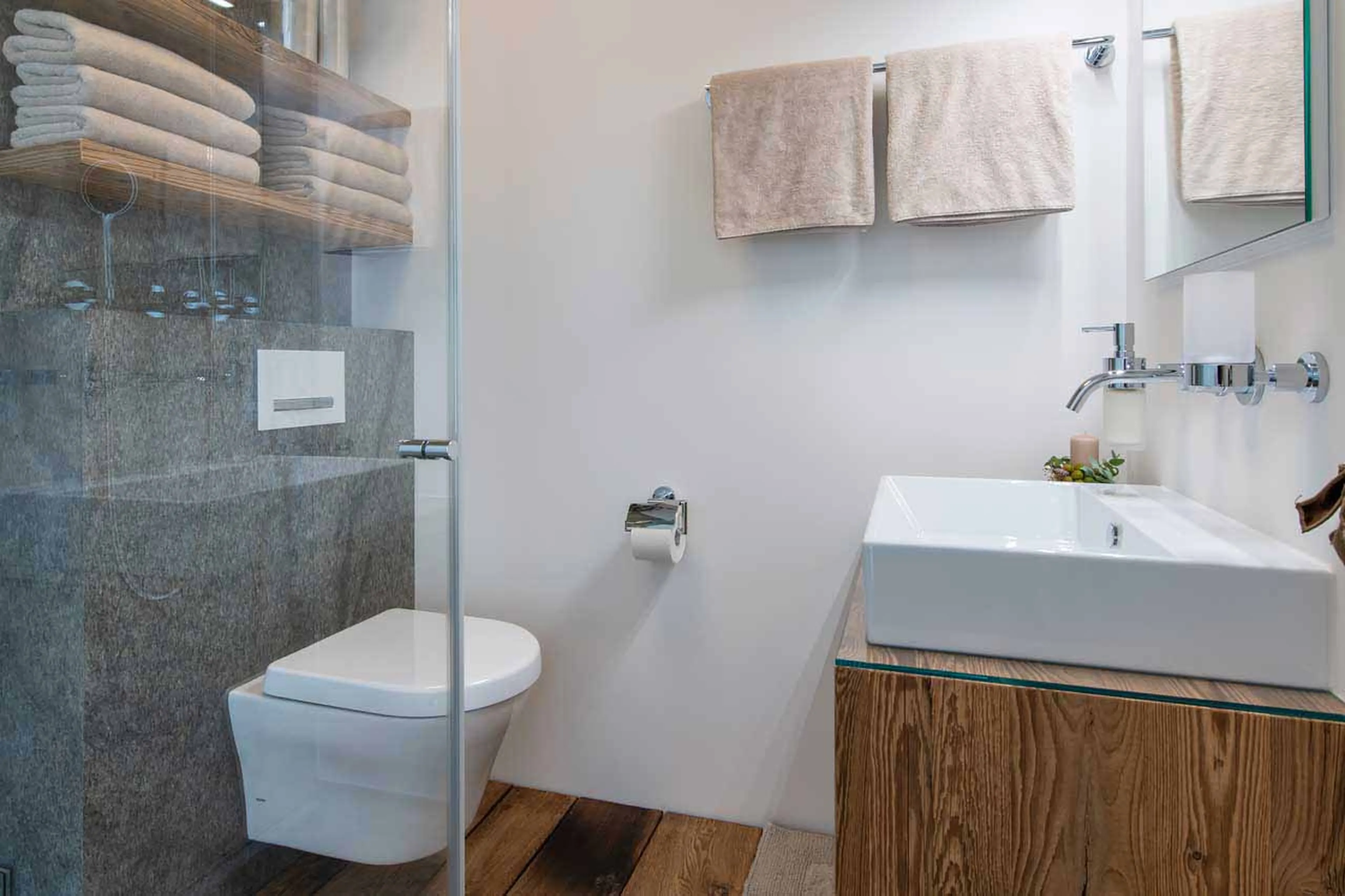 Bathroom two at Jackobshorn in Bortji Estate in Davos