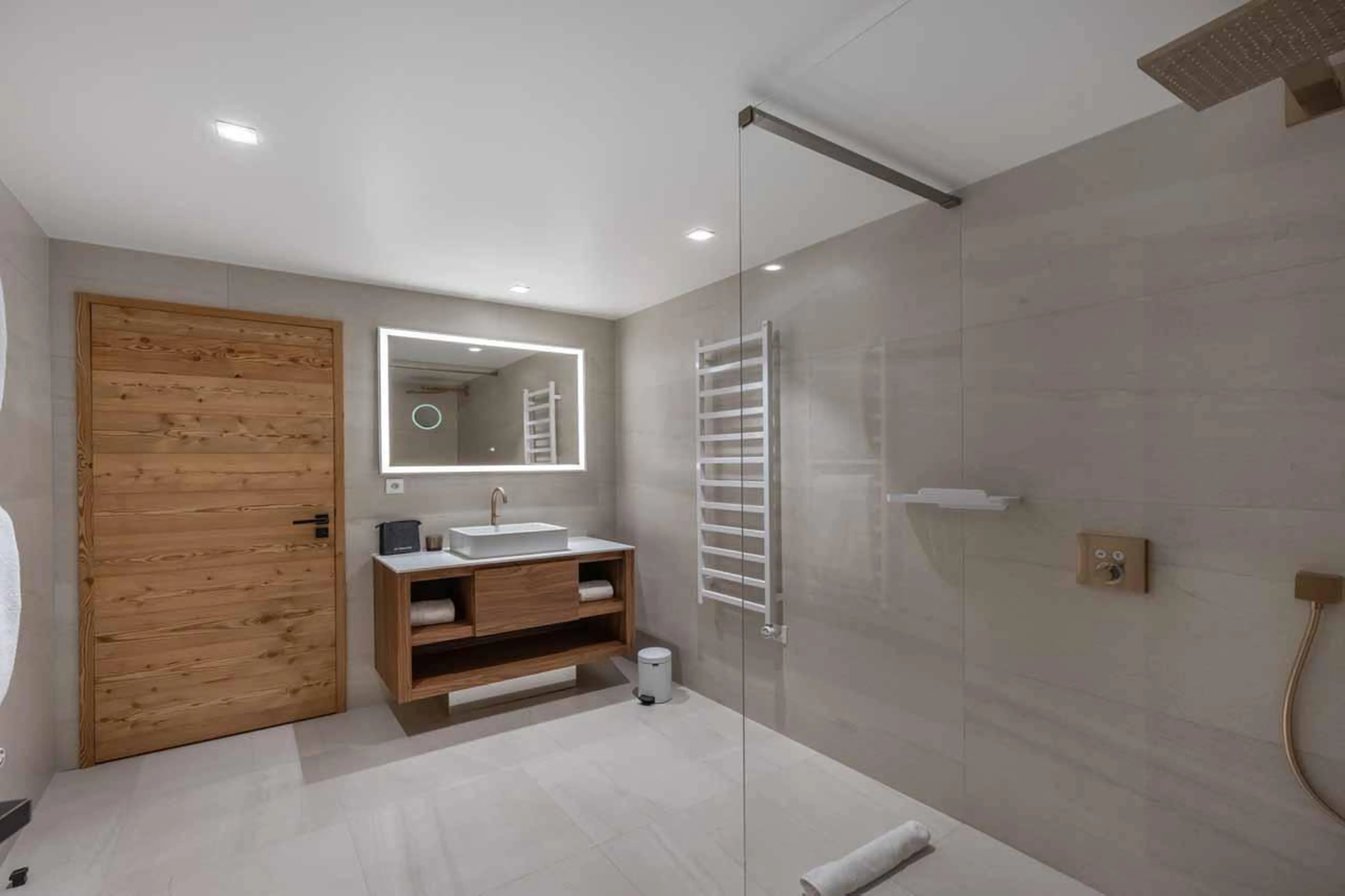 Master bedroom en-suite in Apartment Brunello, Courchevel 1850