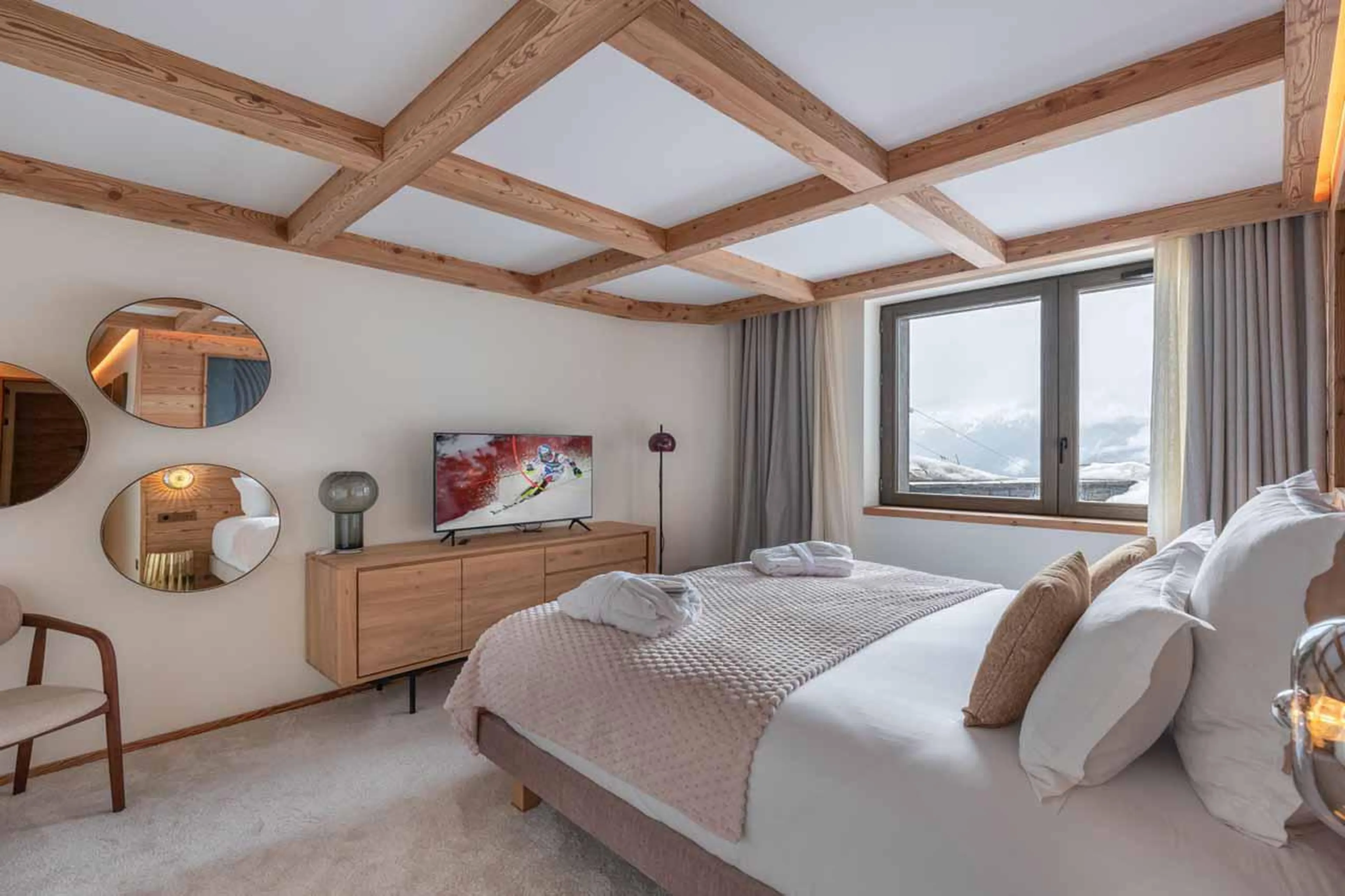 Bright master bedroom in Apartment Brunello, Courchevel 1850