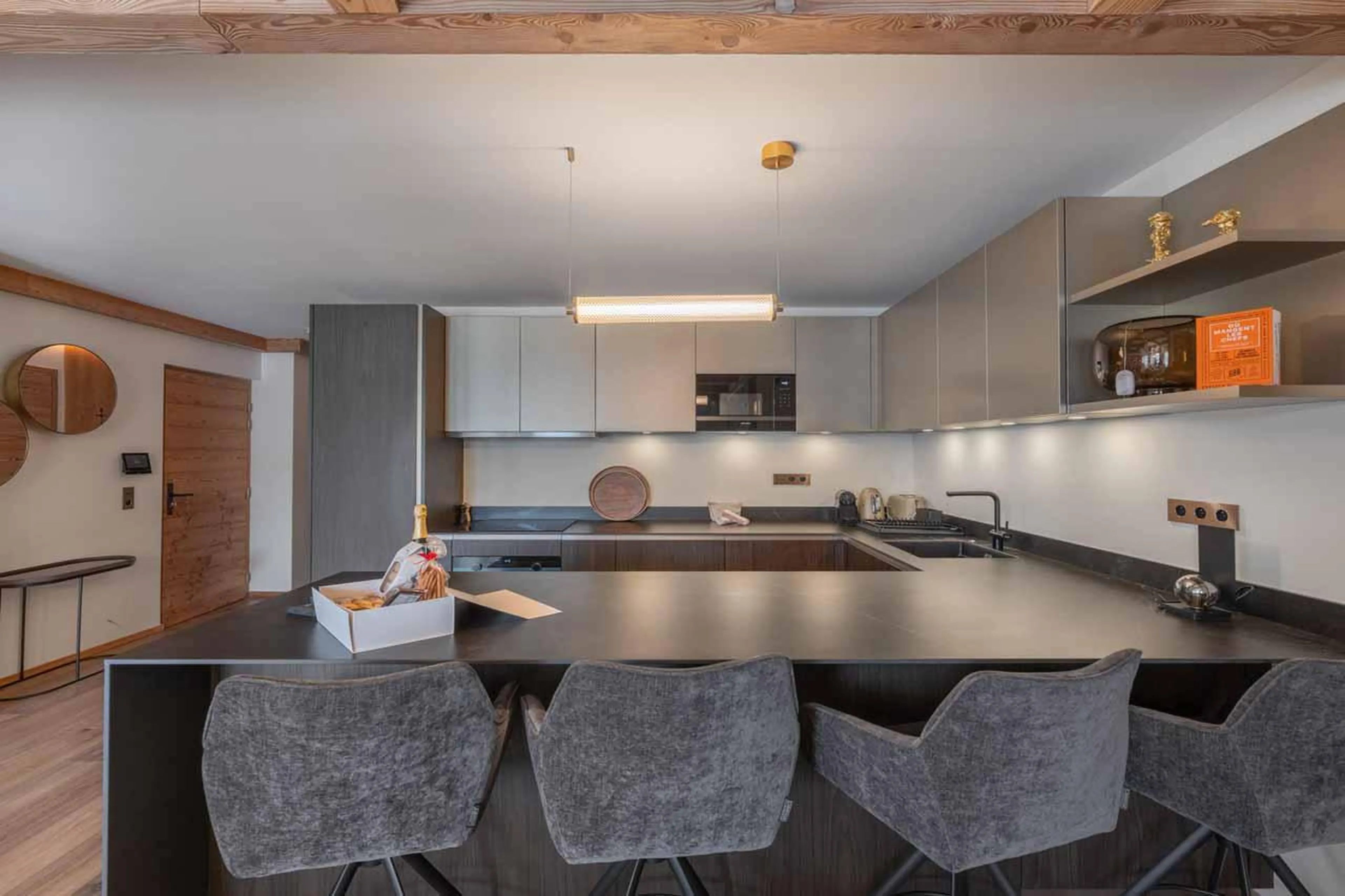 Kitchen island in Apartment Brunello, Courchevel 1850