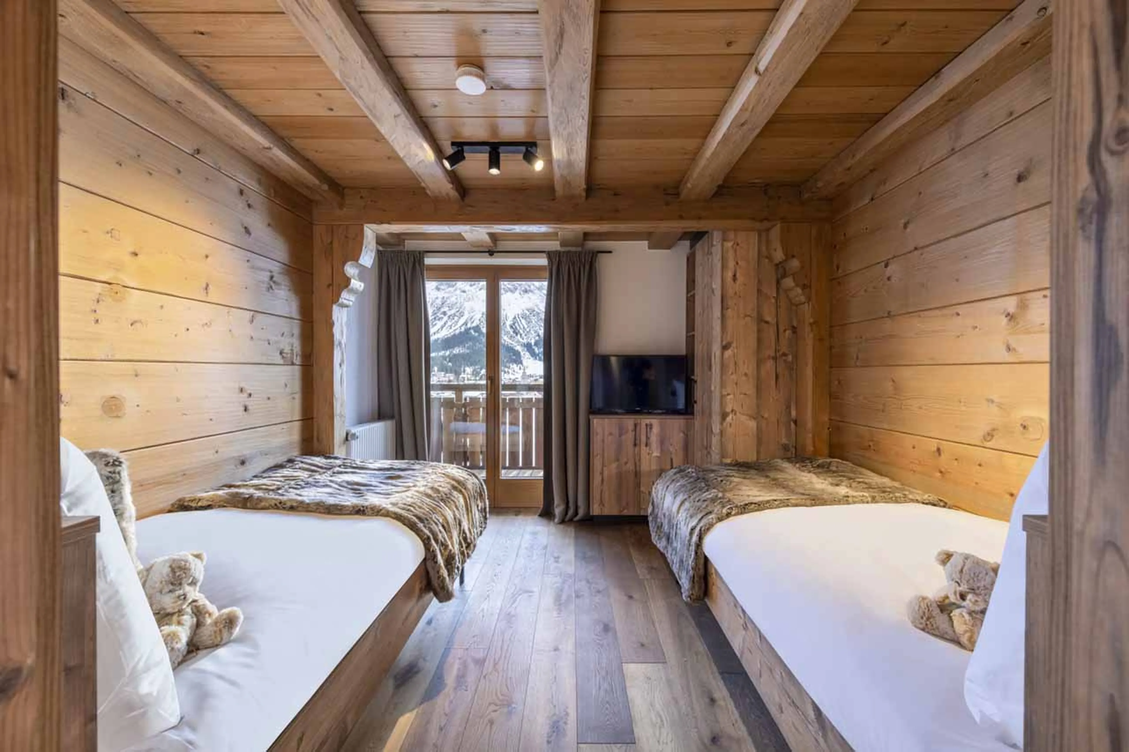 TV in twin bedroom at Buhlhof Penthouse in Lech