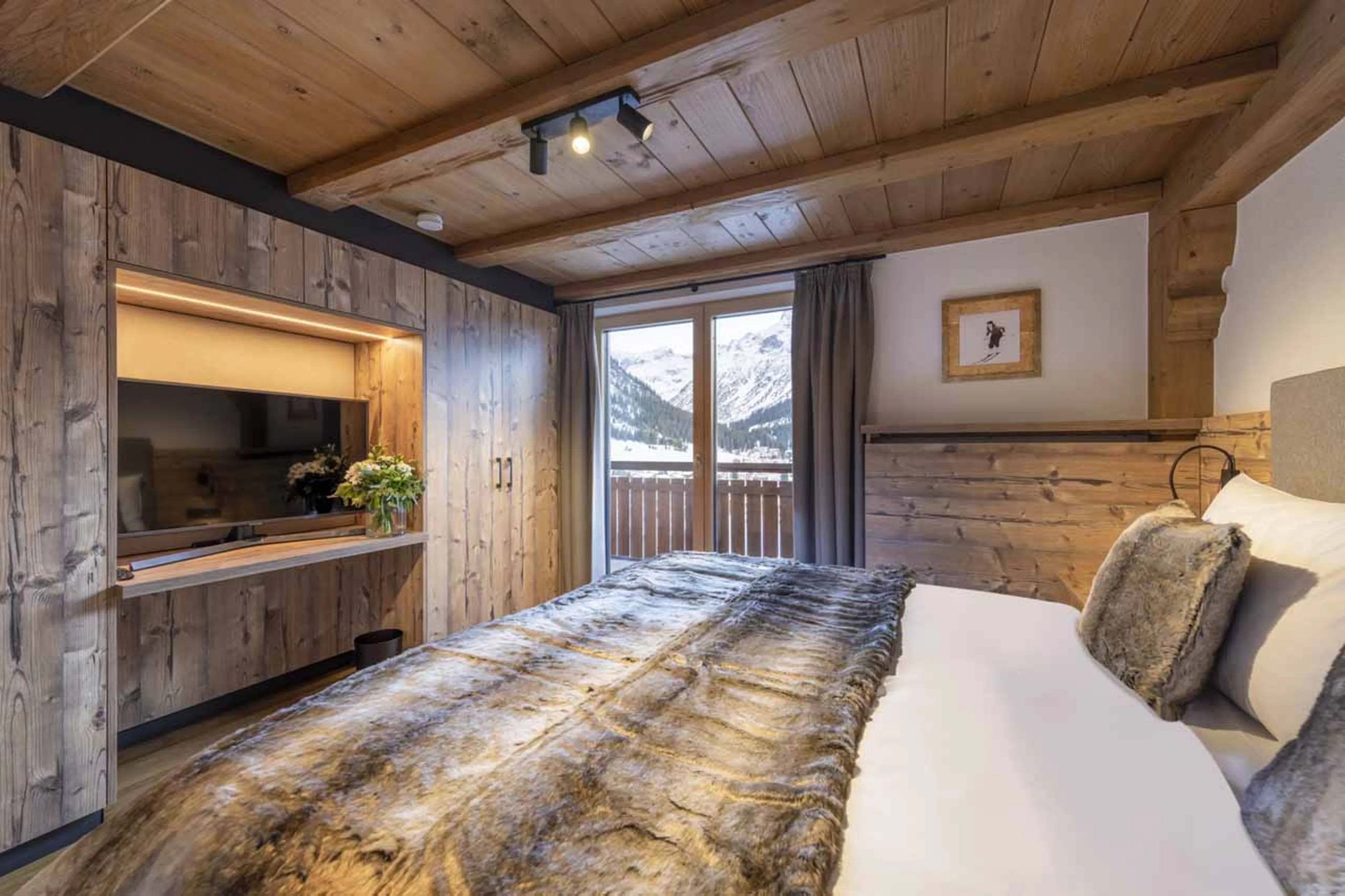 TV in bedroom three at Buhlhof Penthouse in Lech