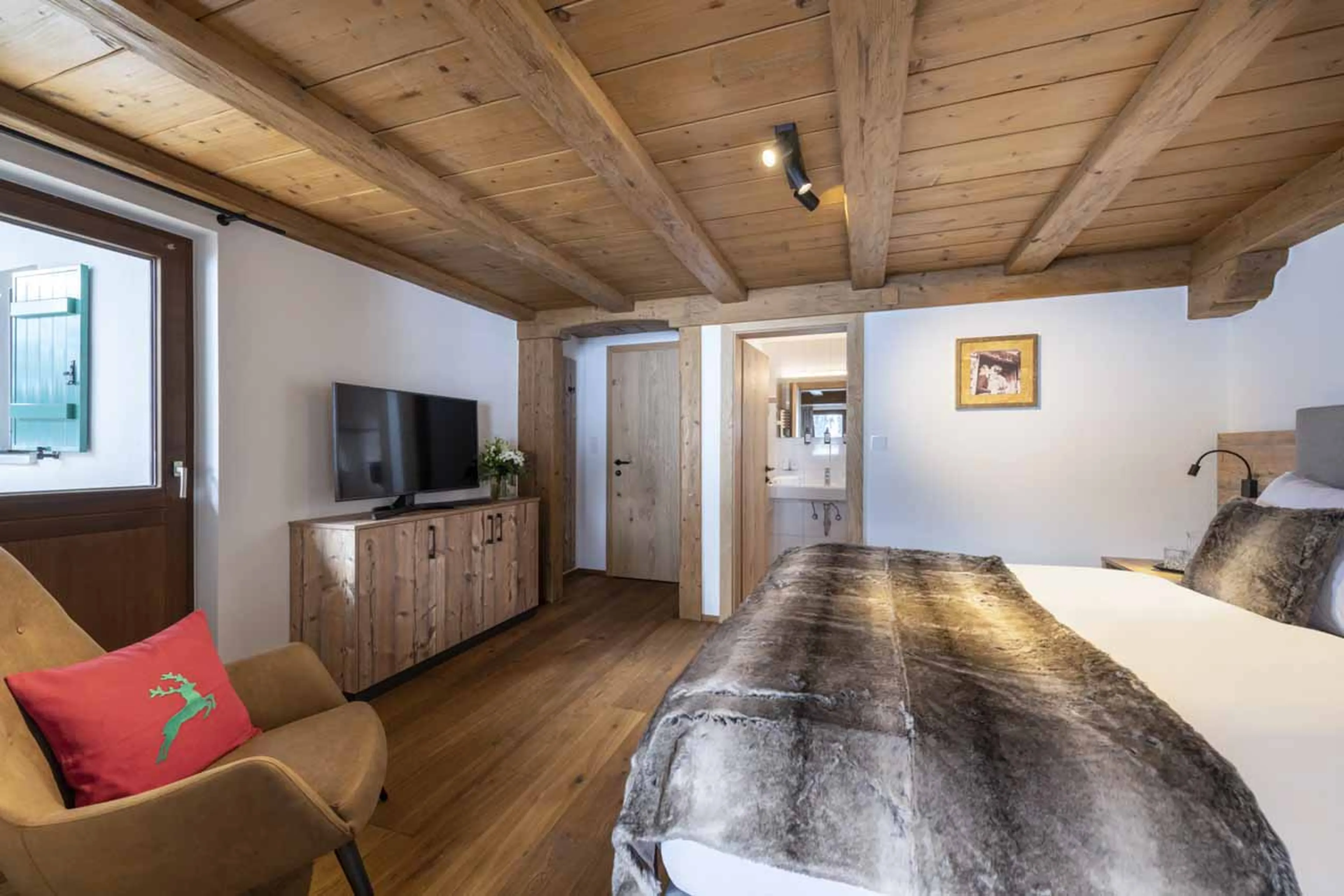 Bedroom five TV at Buhlhof Penthouse in Lech
