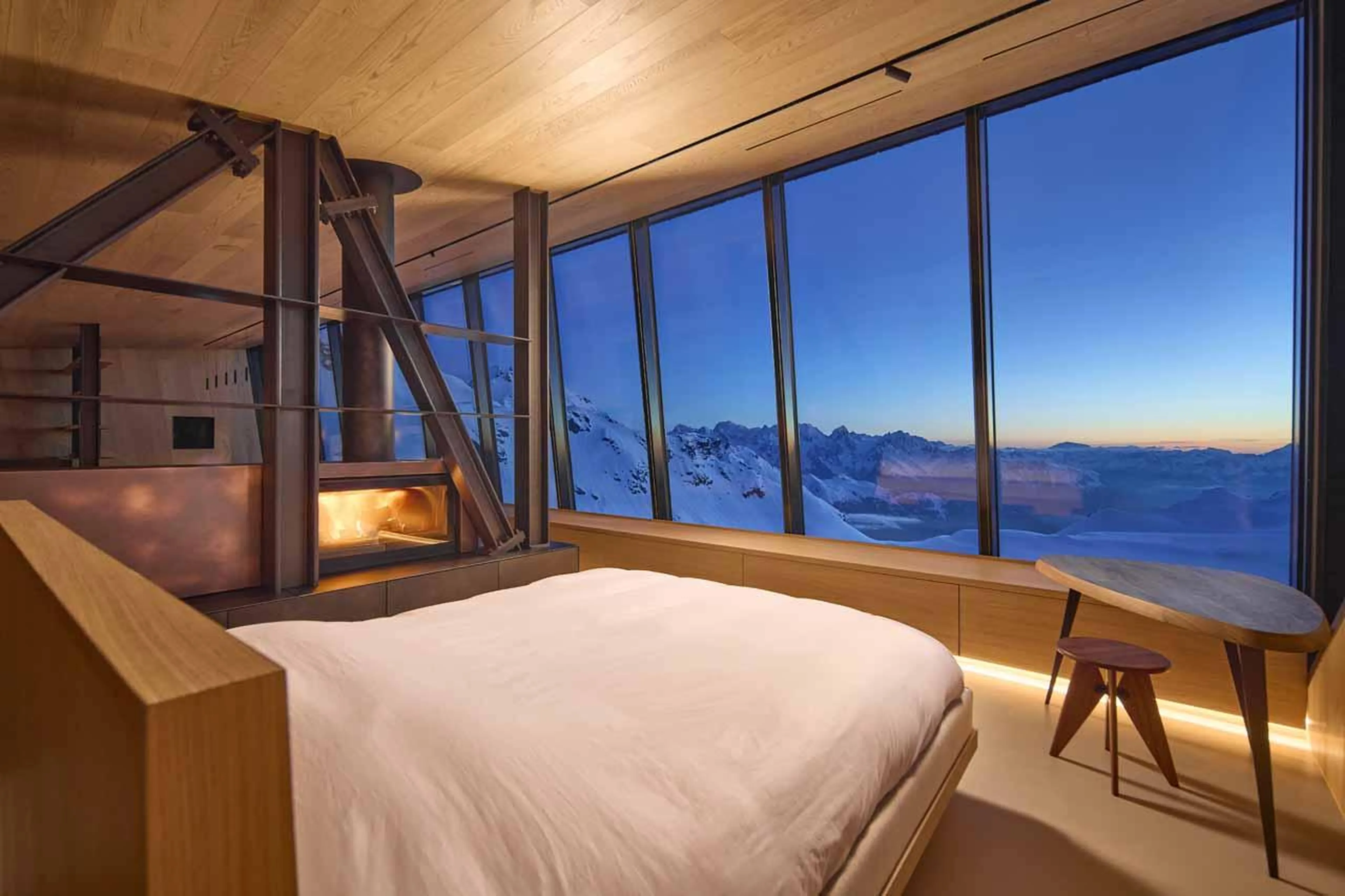 Double bedroom with fireplace in Cabane Tortin, Verbier