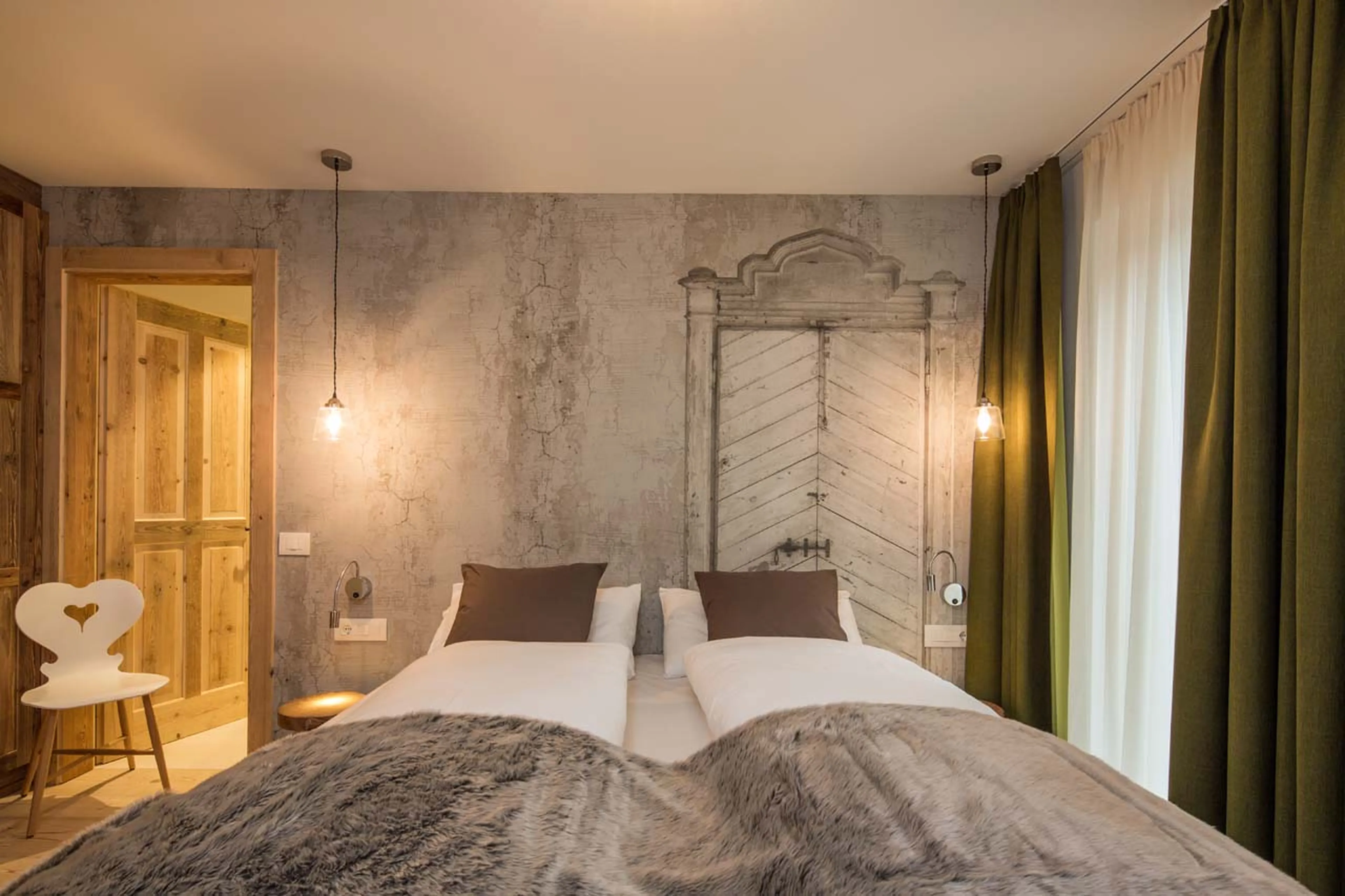 Double bedroom with en-suite shower rooom at Casa Feroze in Alta Badia