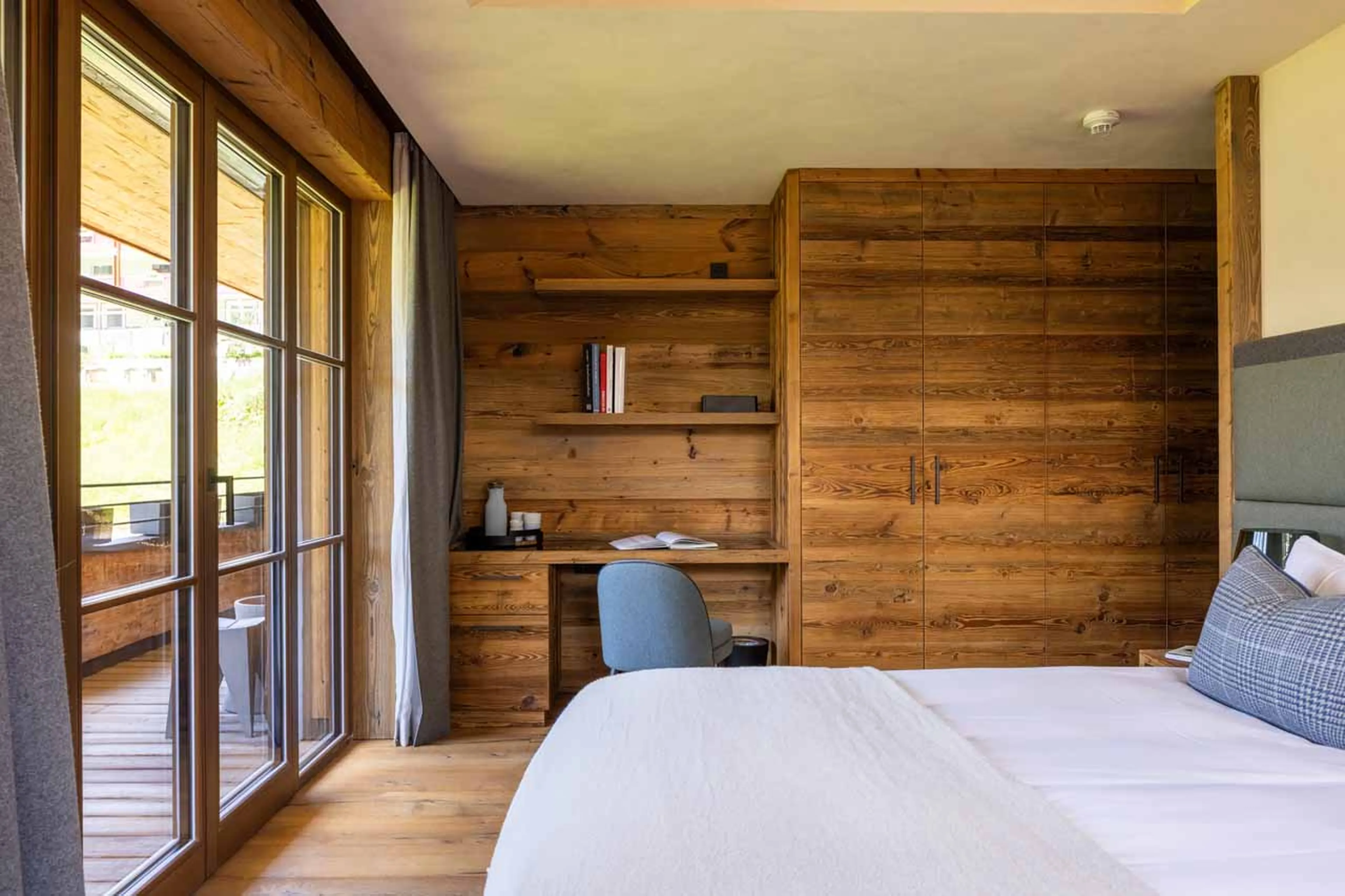Bedroom 2 desk at Chalech 3 in Lech